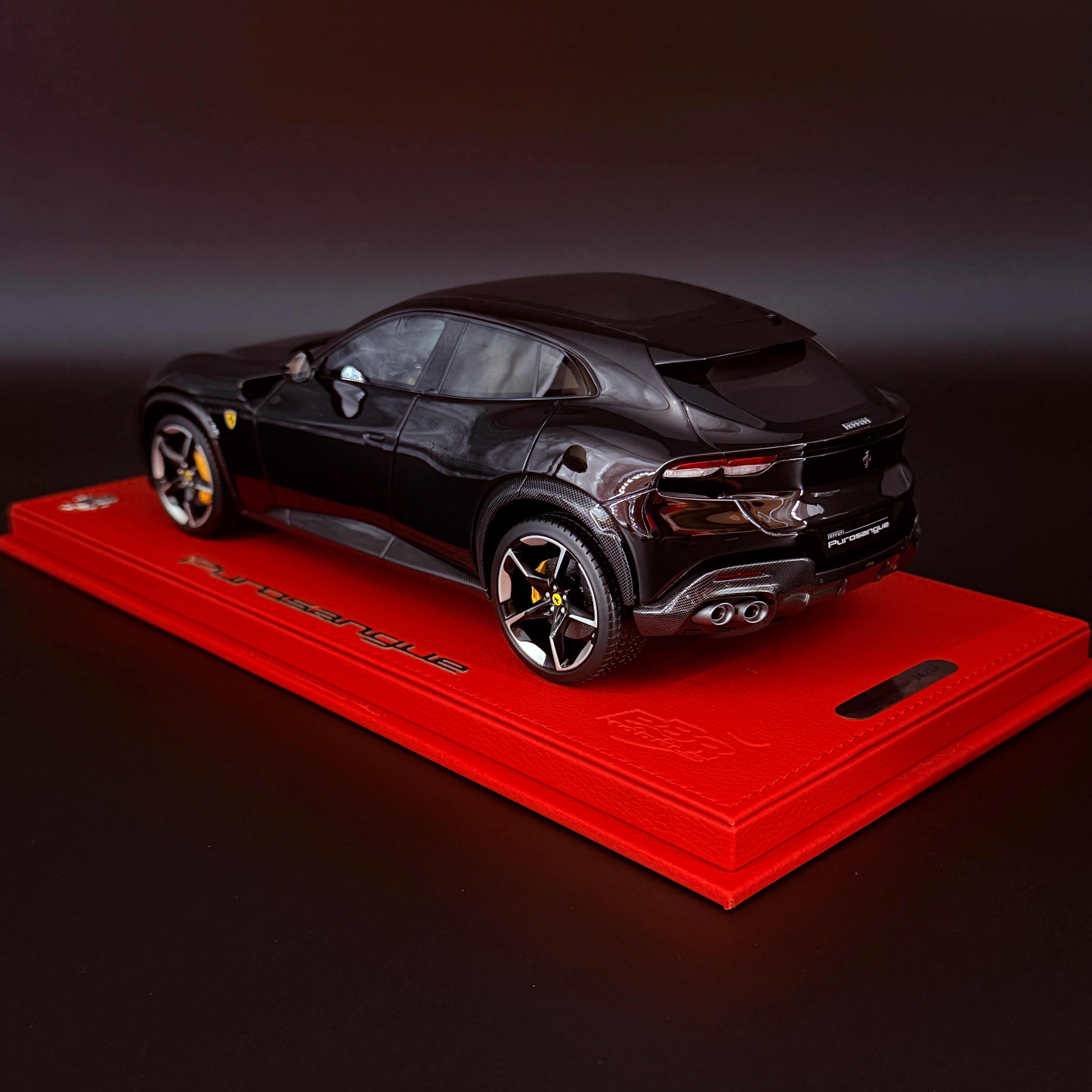 Ferrari Purosangue Techo Panorámico Nero Purosangue – Escala 1:18 con Vitrina (Edición Limitada 24/24 pzs) de BBR Models