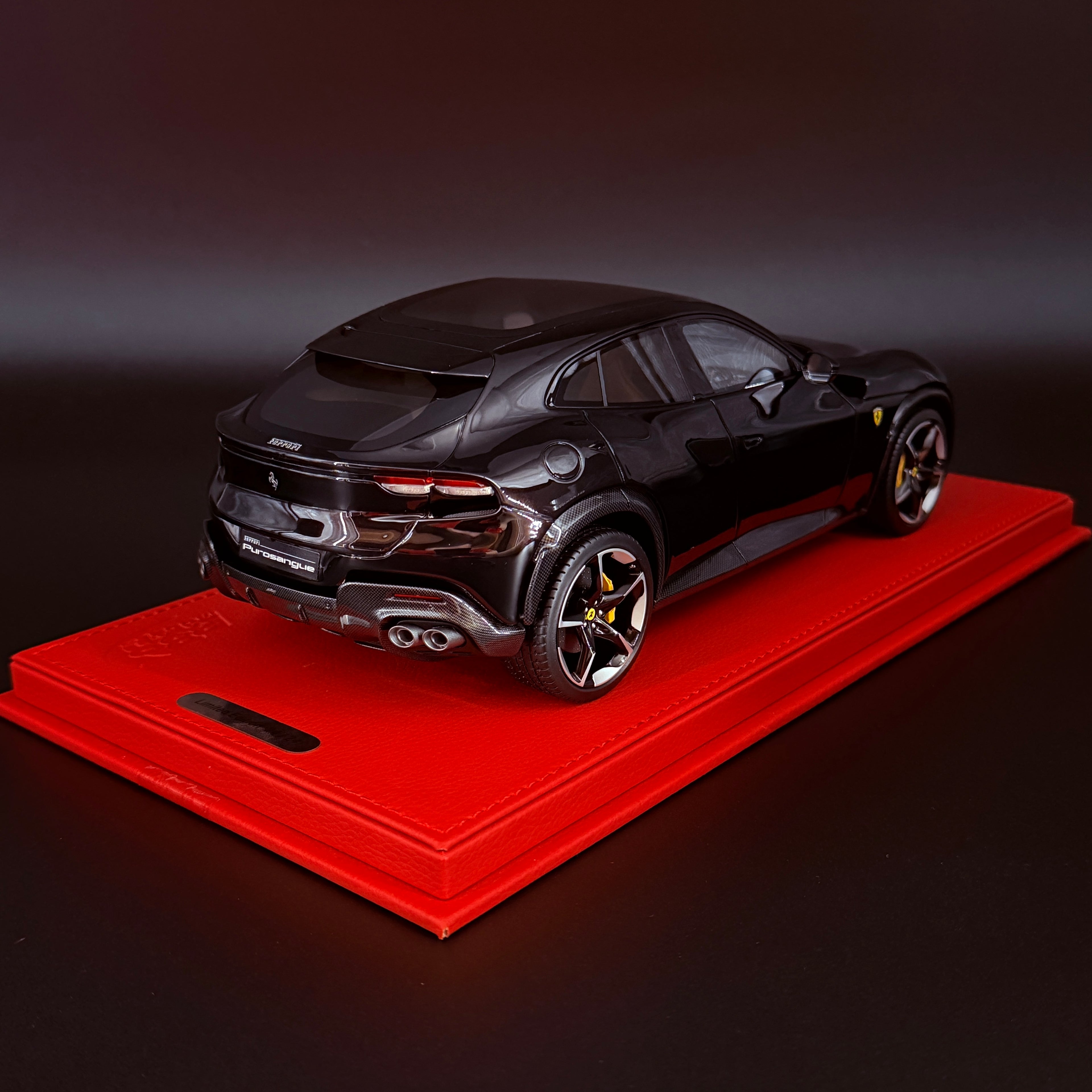 Ferrari Purosangue Techo Panorámico Nero Purosangue – Escala 1:18 con Vitrina (Edición Limitada 24/24 pzs) de BBR Models