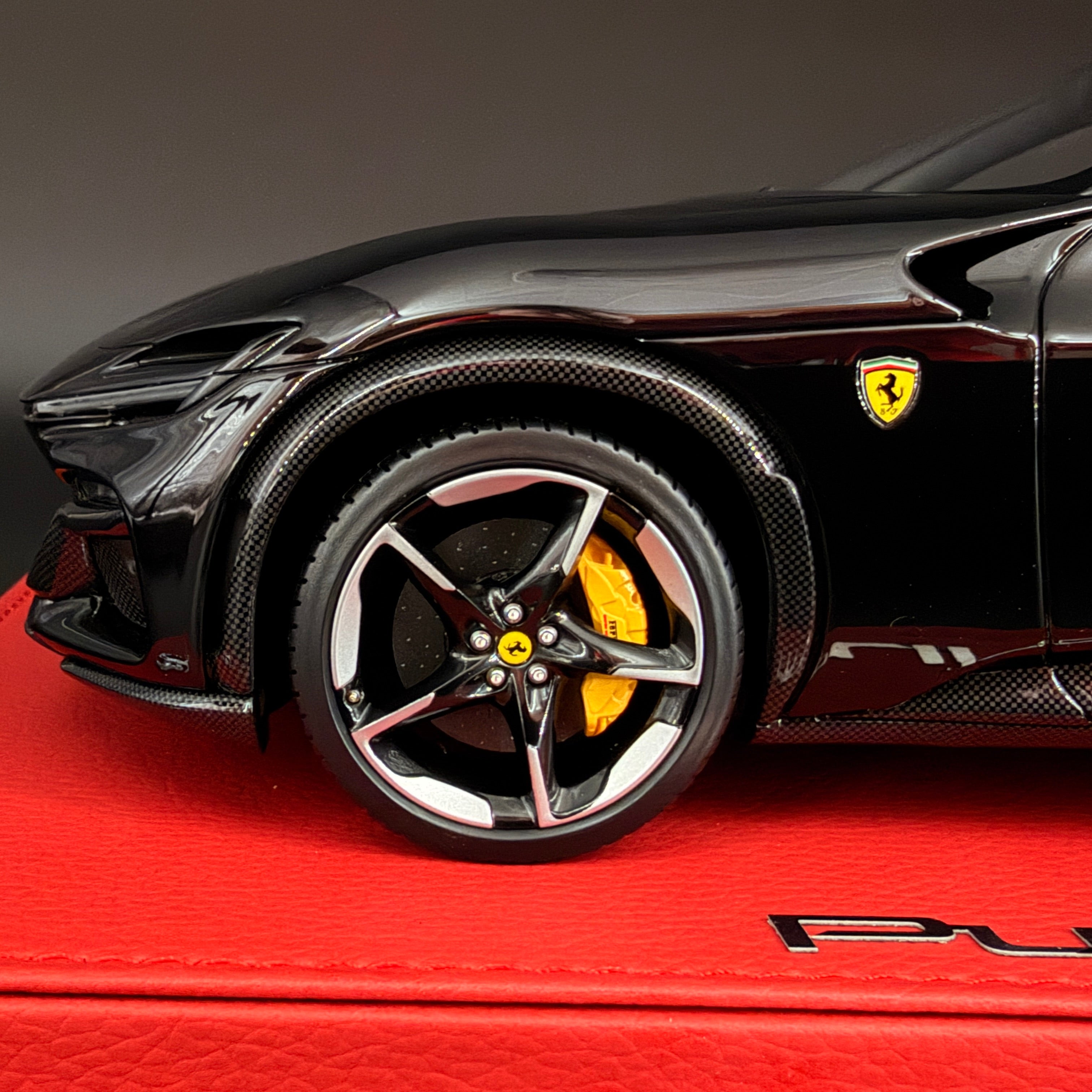 Ferrari Purosangue Techo Panorámico Nero Purosangue – Escala 1:18 con Vitrina (Edición Limitada 24/24 pzs) de BBR Models