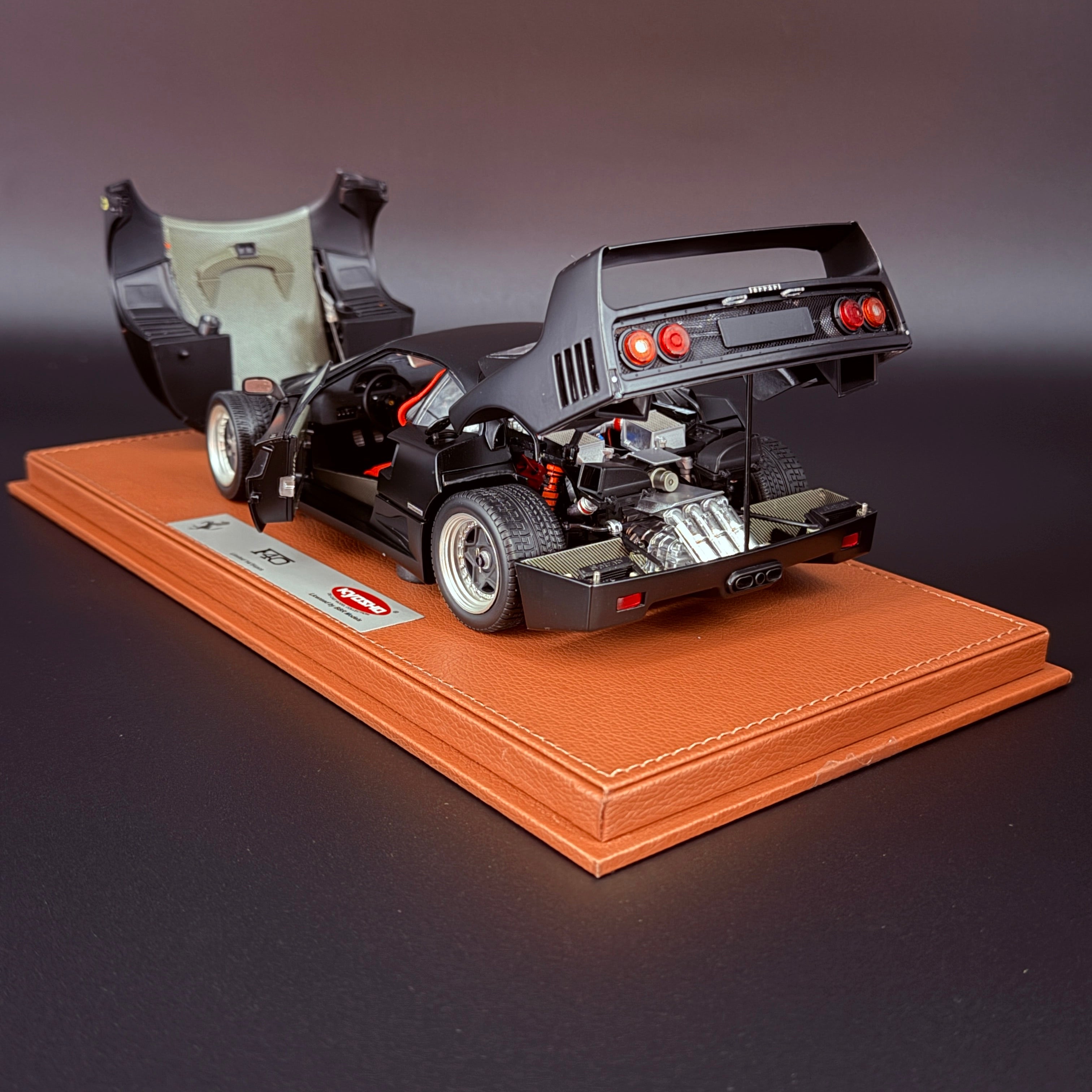 Ferrari F40 Mattschwarz Rote Sitze Schneereifen 1/18 BBR BBRKS008 Ed. 54Stk.