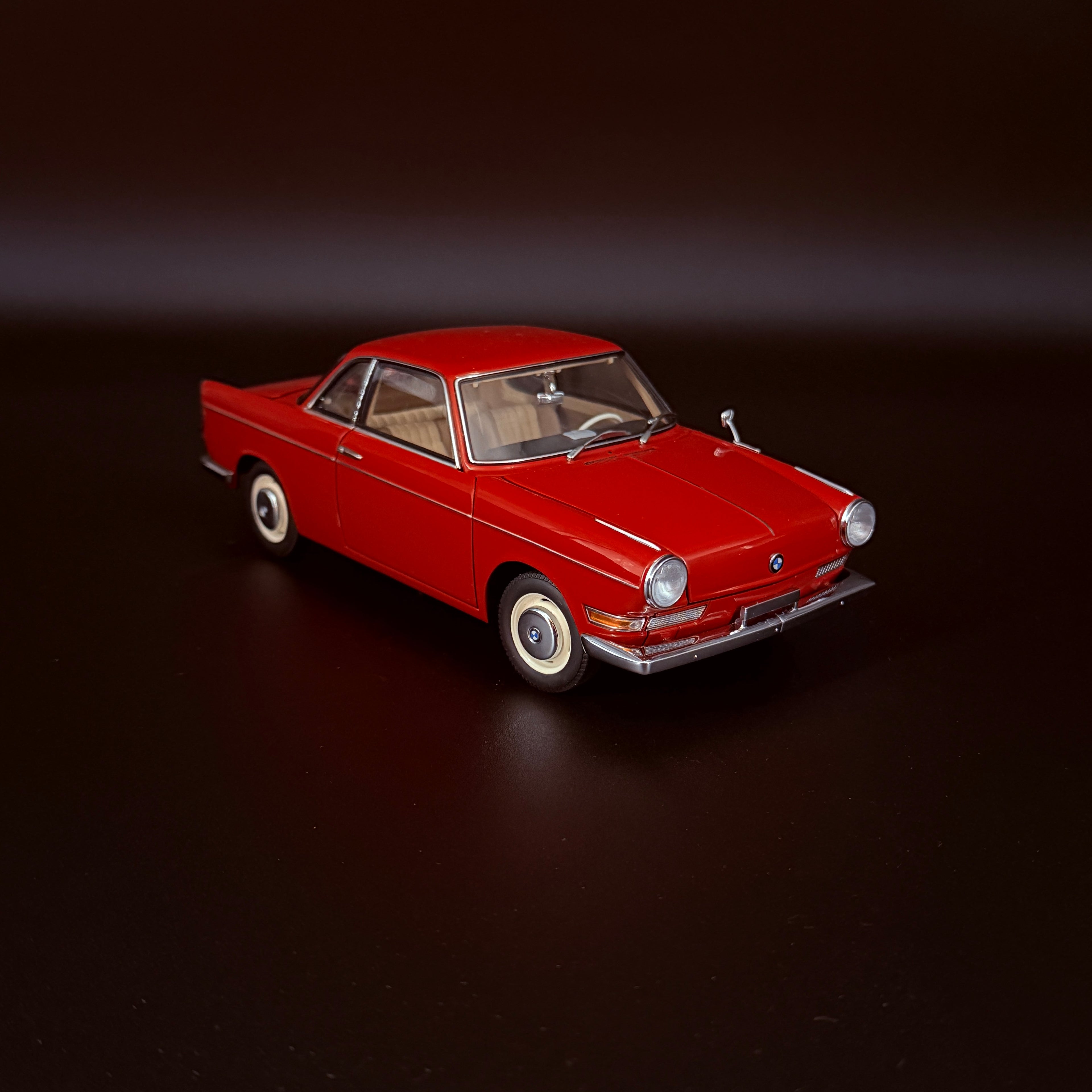 BMW 700 Sport Coupé – Spanisch Rot 1:18 Maßstab von AUTOart Millennium