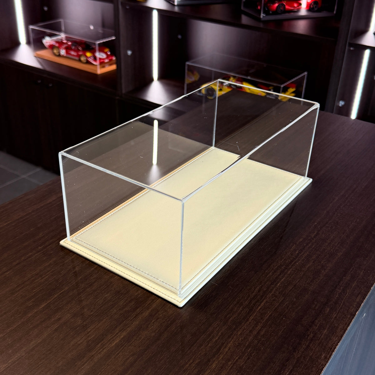 Atlantic Maranello 1:18 acrylic display case with beige leather base – three-quarter view