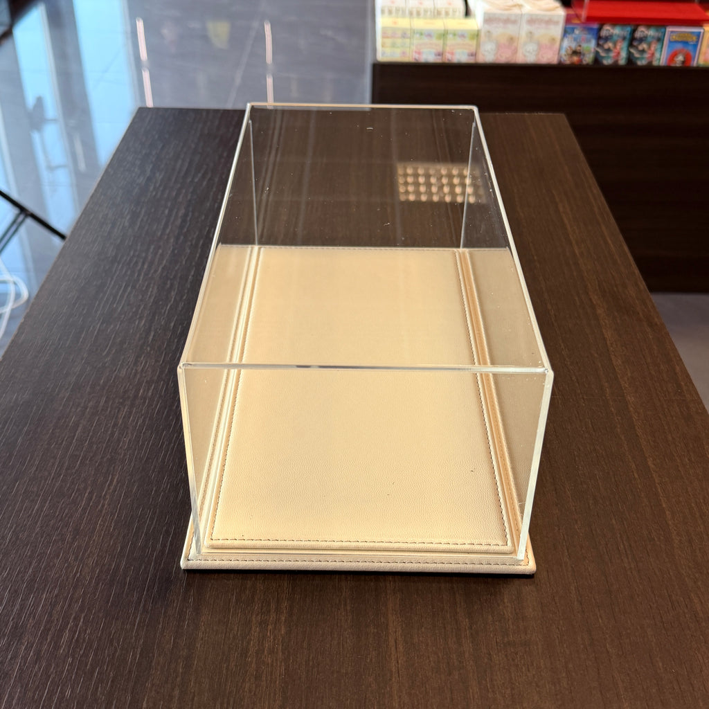 Atlantic Maranello 1:18 acrylic display case shown with model car – presentation only