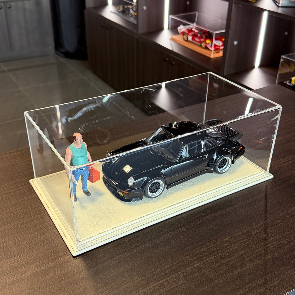 Atlantic Maranello 1:18 display case – top view of beige leather base and acrylic cover
