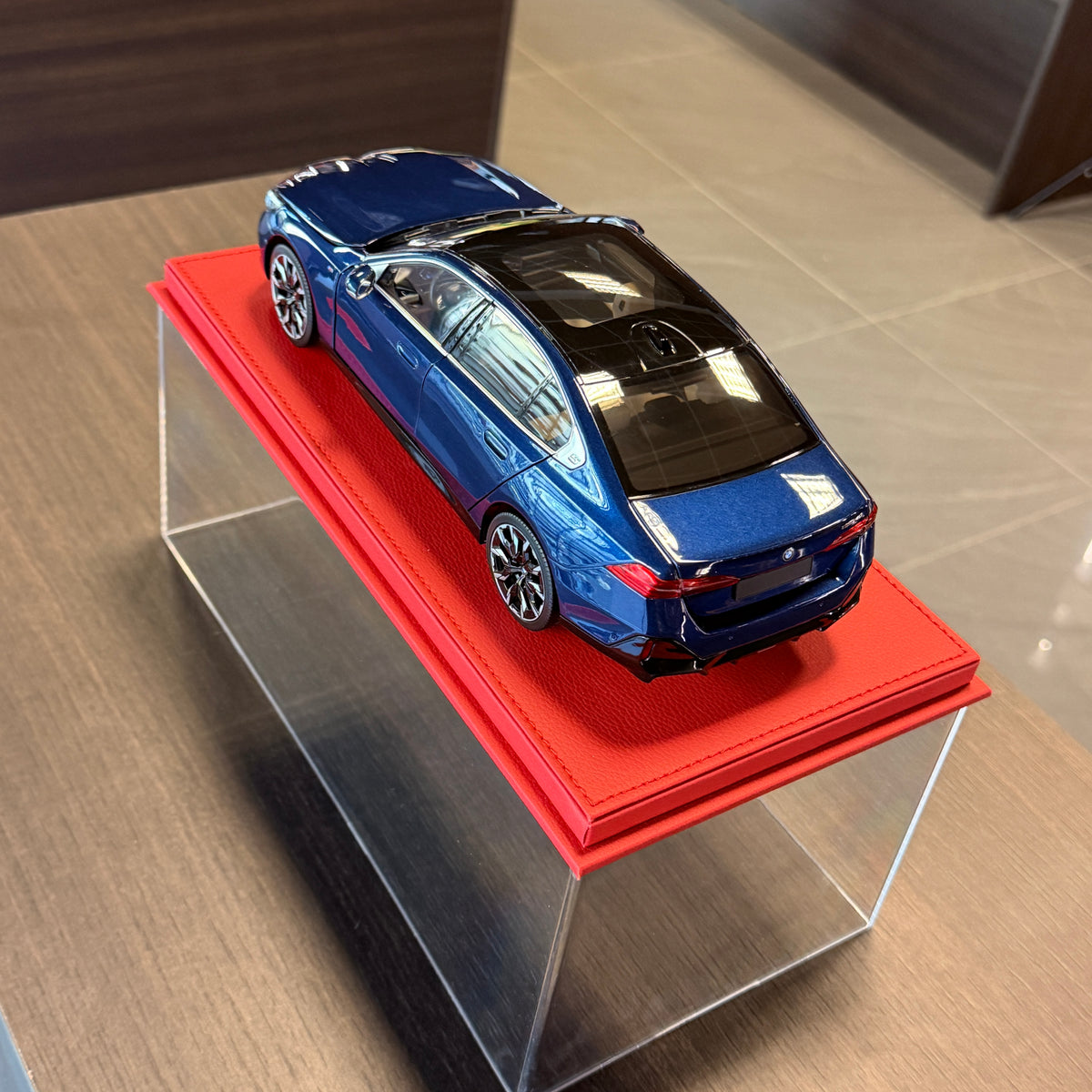 BMW i5 2023 Blue Metallic 1:18 Minichamps front three-quarter view