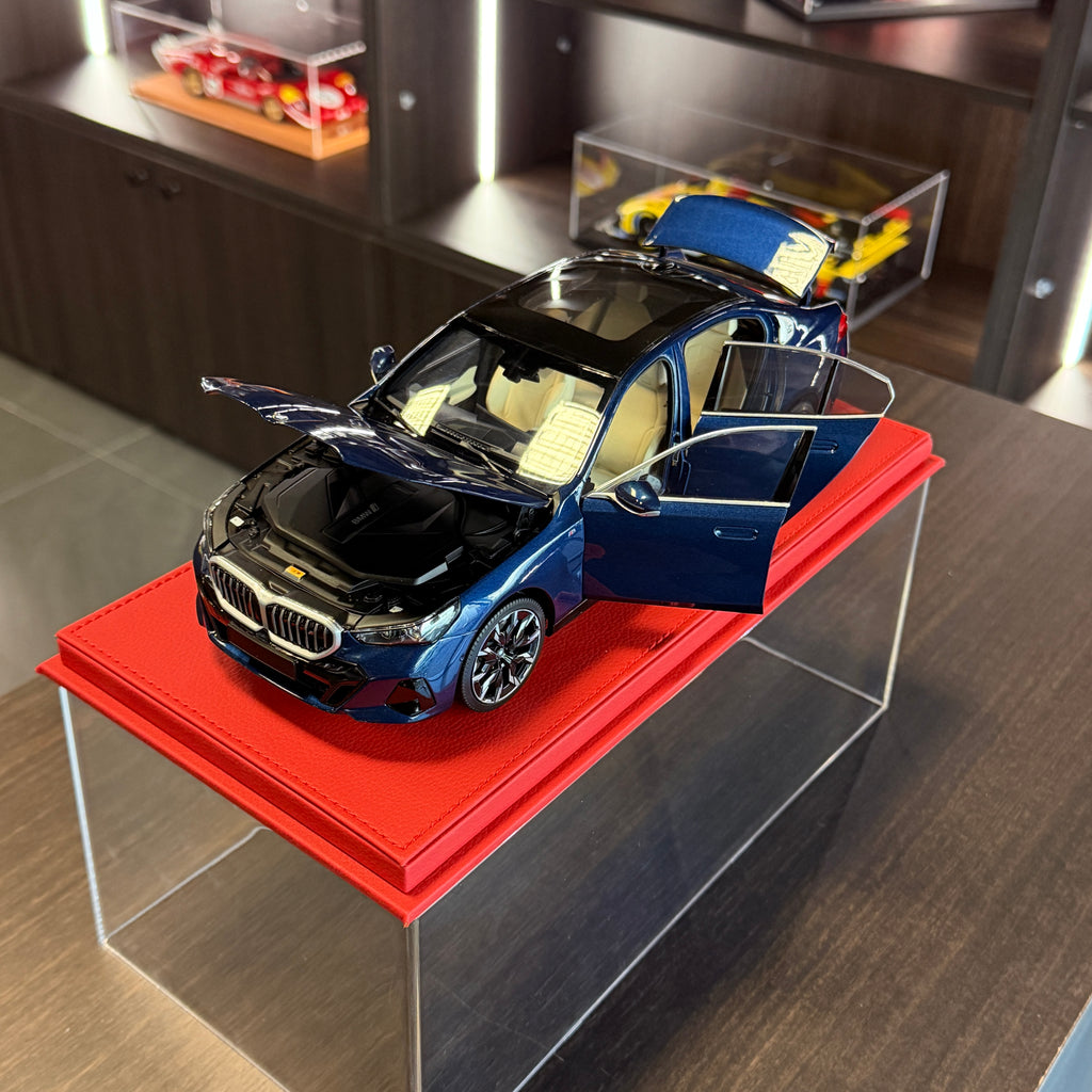 BMW i5 2023 Blue Metallic 1:18 Minichamps front view