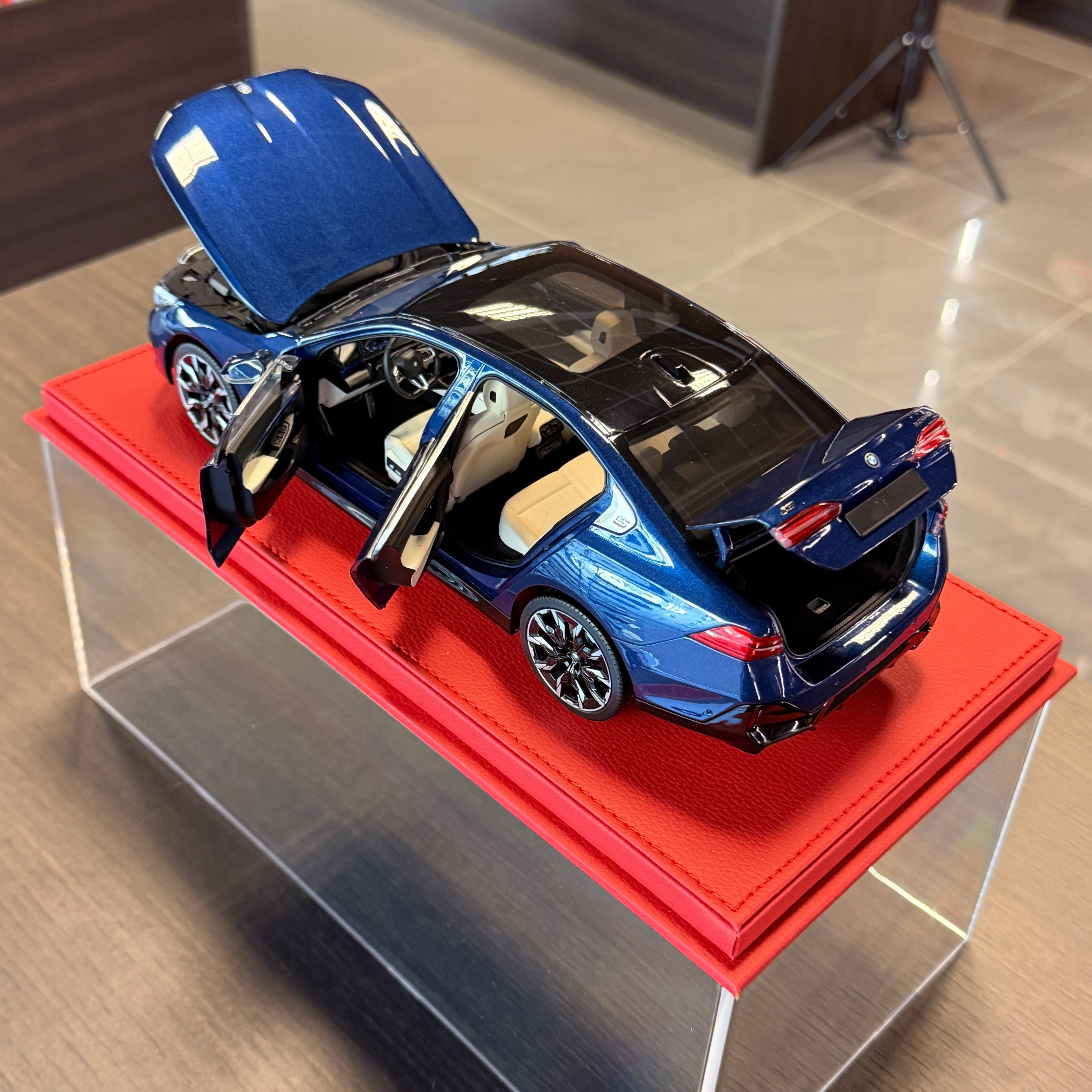BMW i5 2023 Blue Metallic 1:18 Minichamps side view