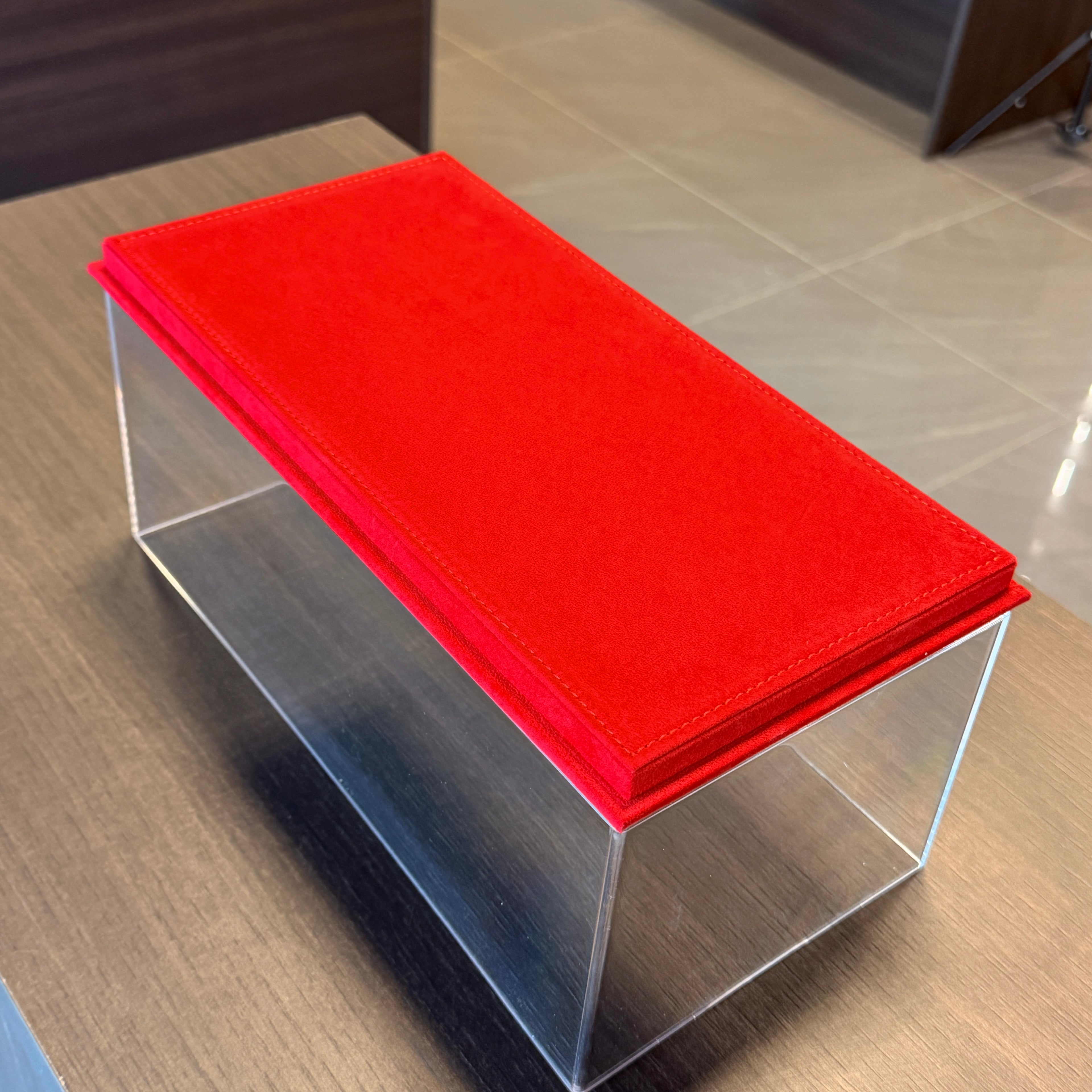 BBR 1:18 display case – red Alcantara base detail