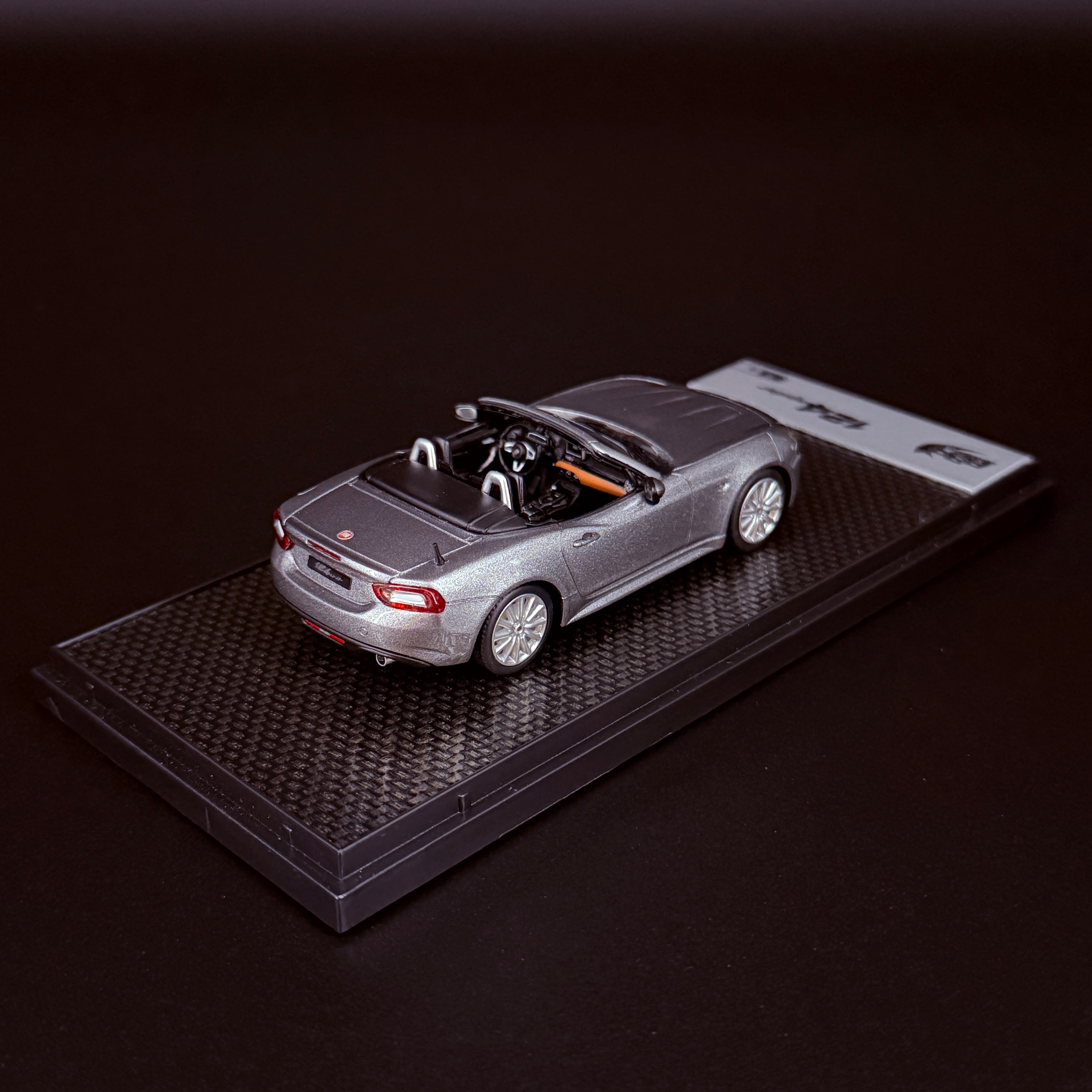 Fiat 124 Spider – Grigio Argento Limited Edition (6 St.) Maßstab 1:43 von BBR Models