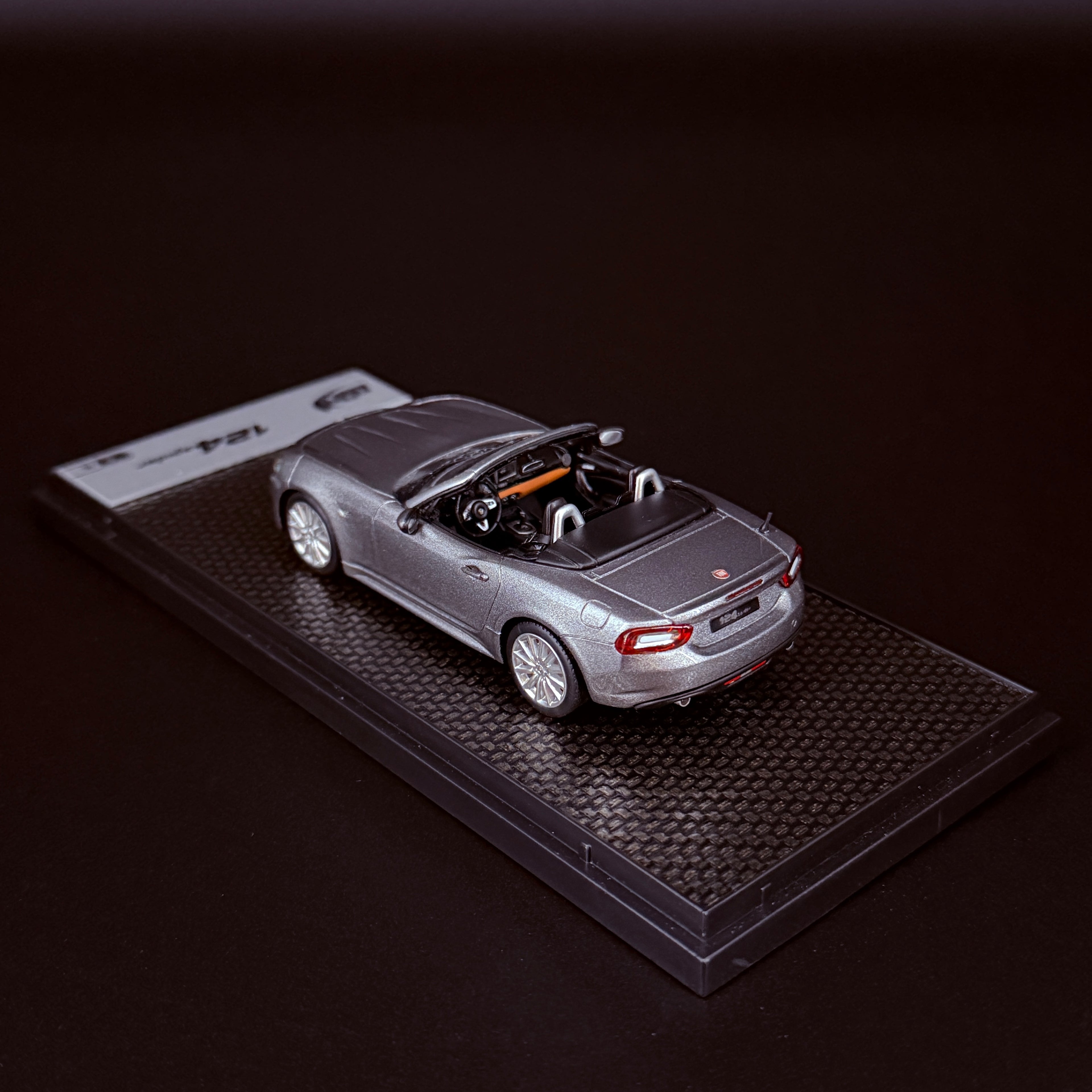 Fiat 124 Spider – Grigio Argento Limited Edition (6 St.) Maßstab 1:43 von BBR Models