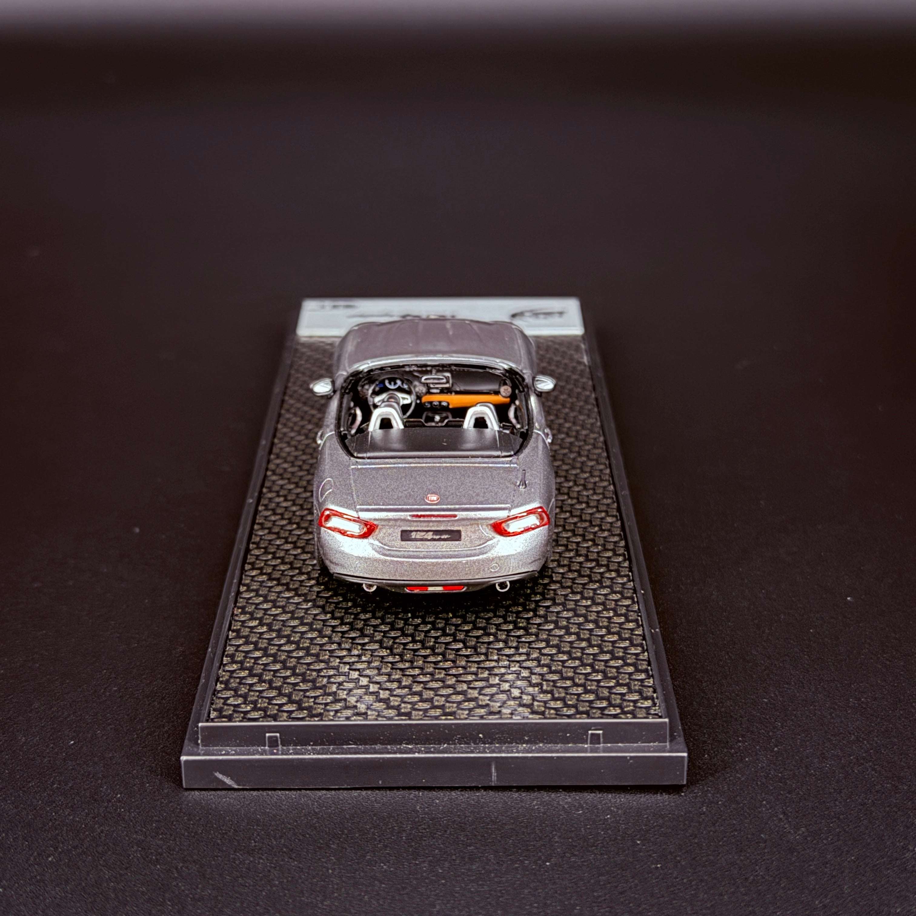 Fiat 124 Spider – Grigio Argento Limited Edition (6 St.) Maßstab 1:43 von BBR Models