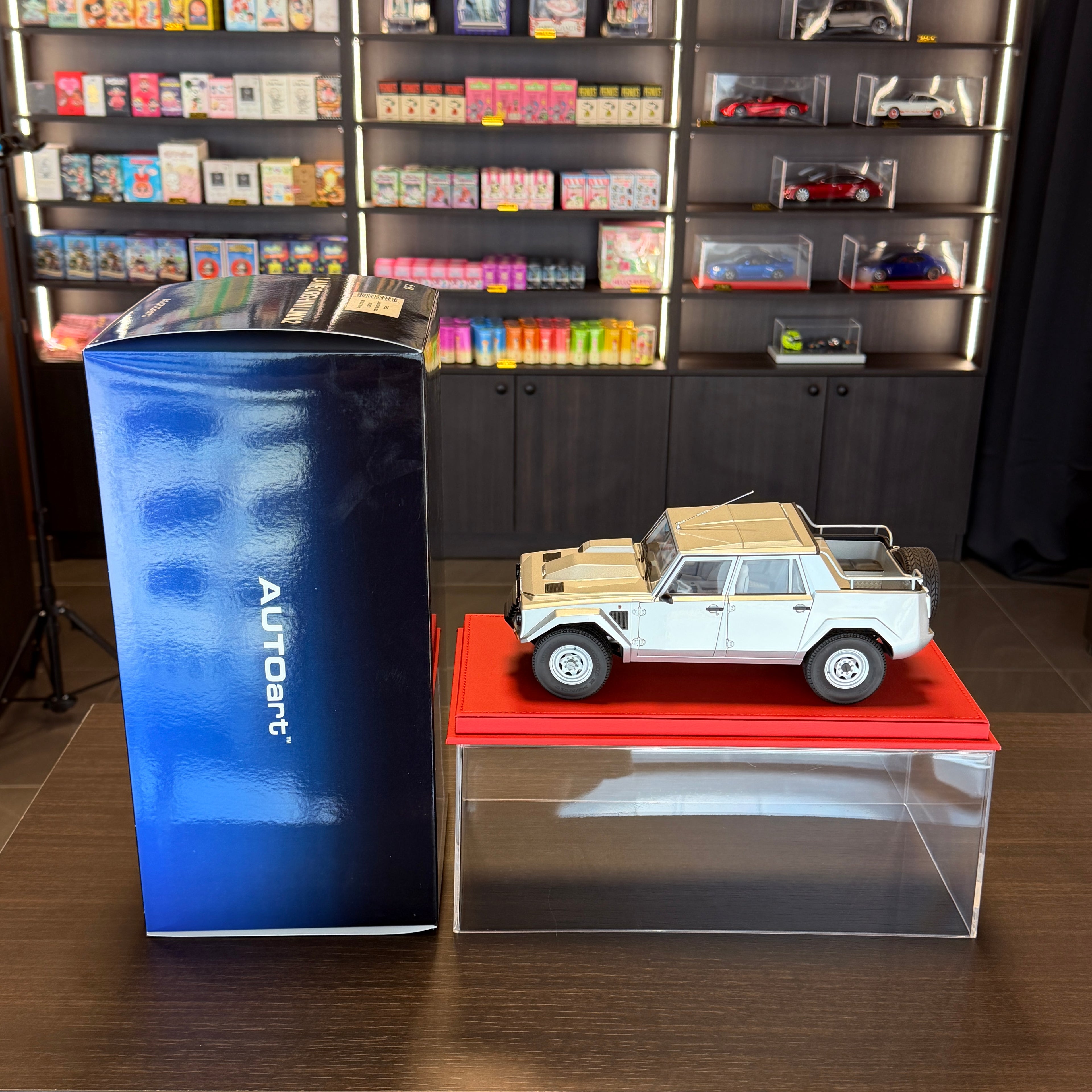 Lamborghini LM002 1:18 by AUTOart with original AUTOart box