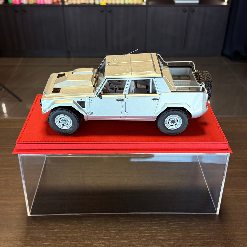 Lamborghini LM002 1:18 by AUTOart – opening doors and hood