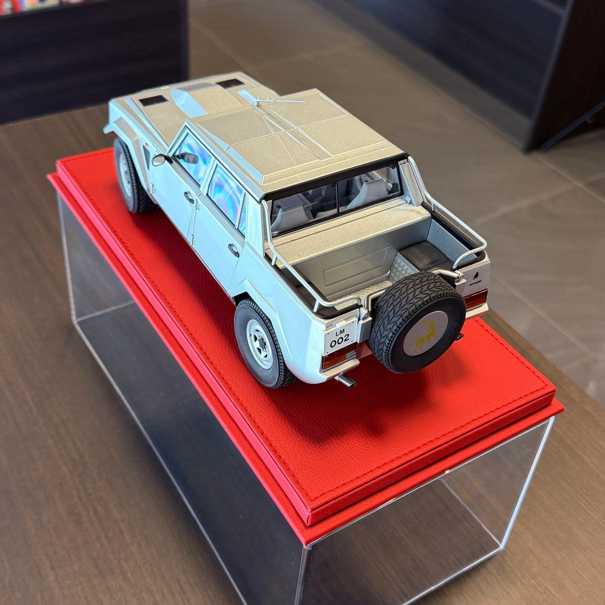 Lamborghini LM002 Argento / Metallic Silver 1:18 by AUTOart – side profile
