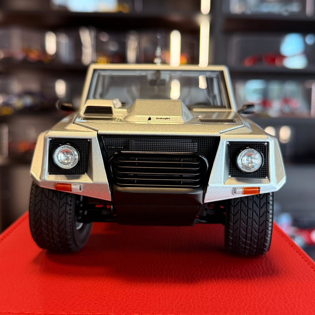 Lamborghini LM002 1:18 by AUTOart – rear view