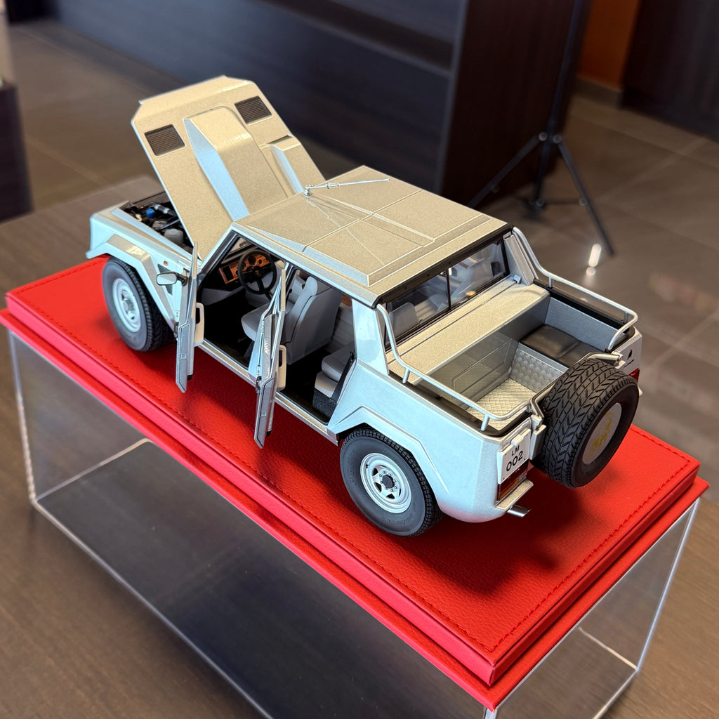 Lamborghini LM002 1:18 by AUTOart – rear three-quarter view