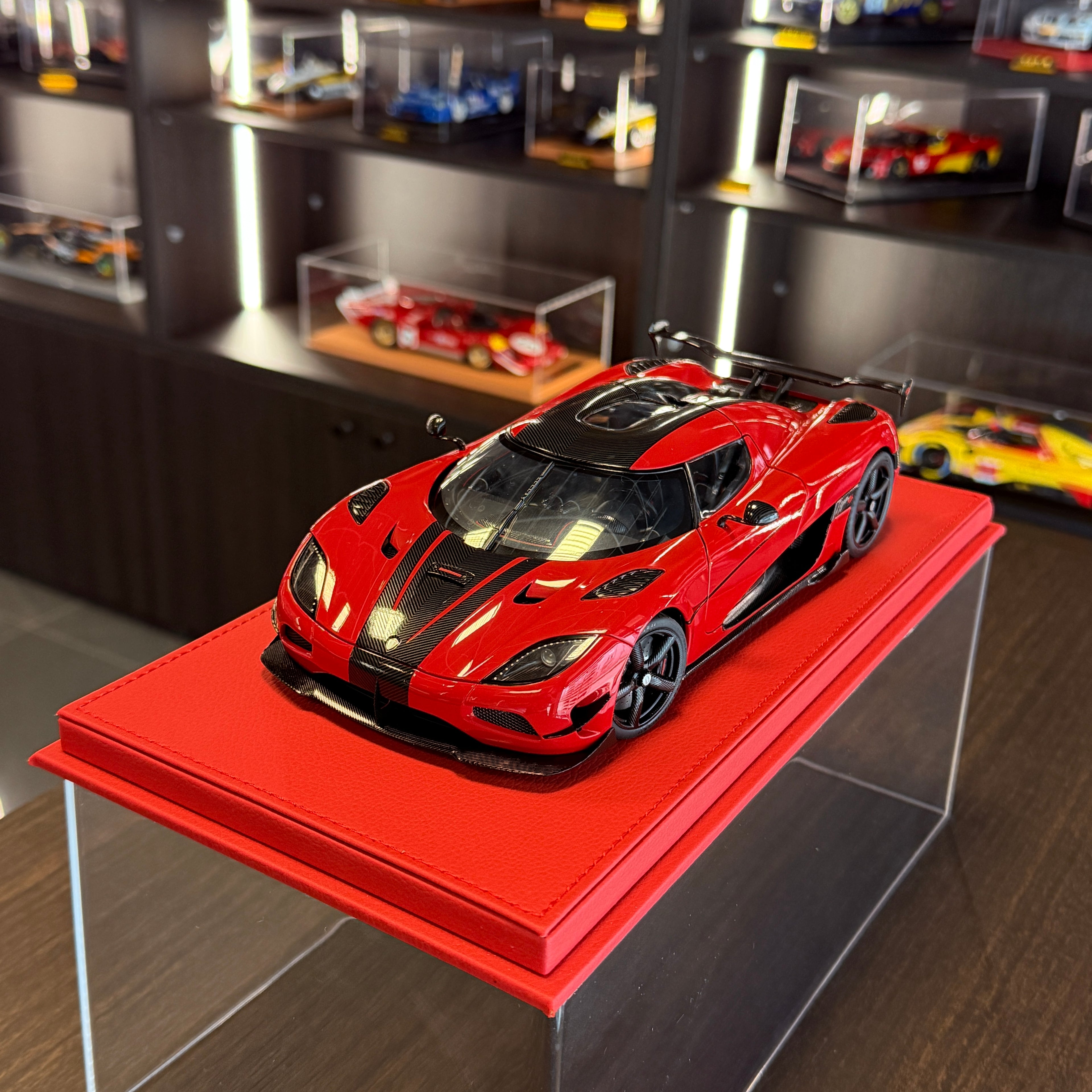 Koenigsegg Agera RS Chilli Red / Carbon Black 1:18 by AUTOart – front three-quarter view