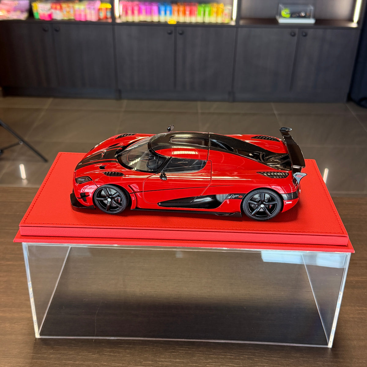 Koenigsegg Agera RS Chilli Red / Carbon Black 1:18 by AUTOart – side profile