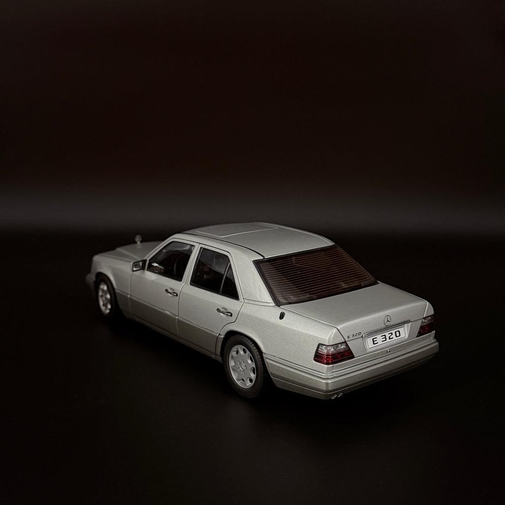Mercedes-Benz E-Klasse E320 Limousine 1995 – Maßstab 1:18 von AUTOart