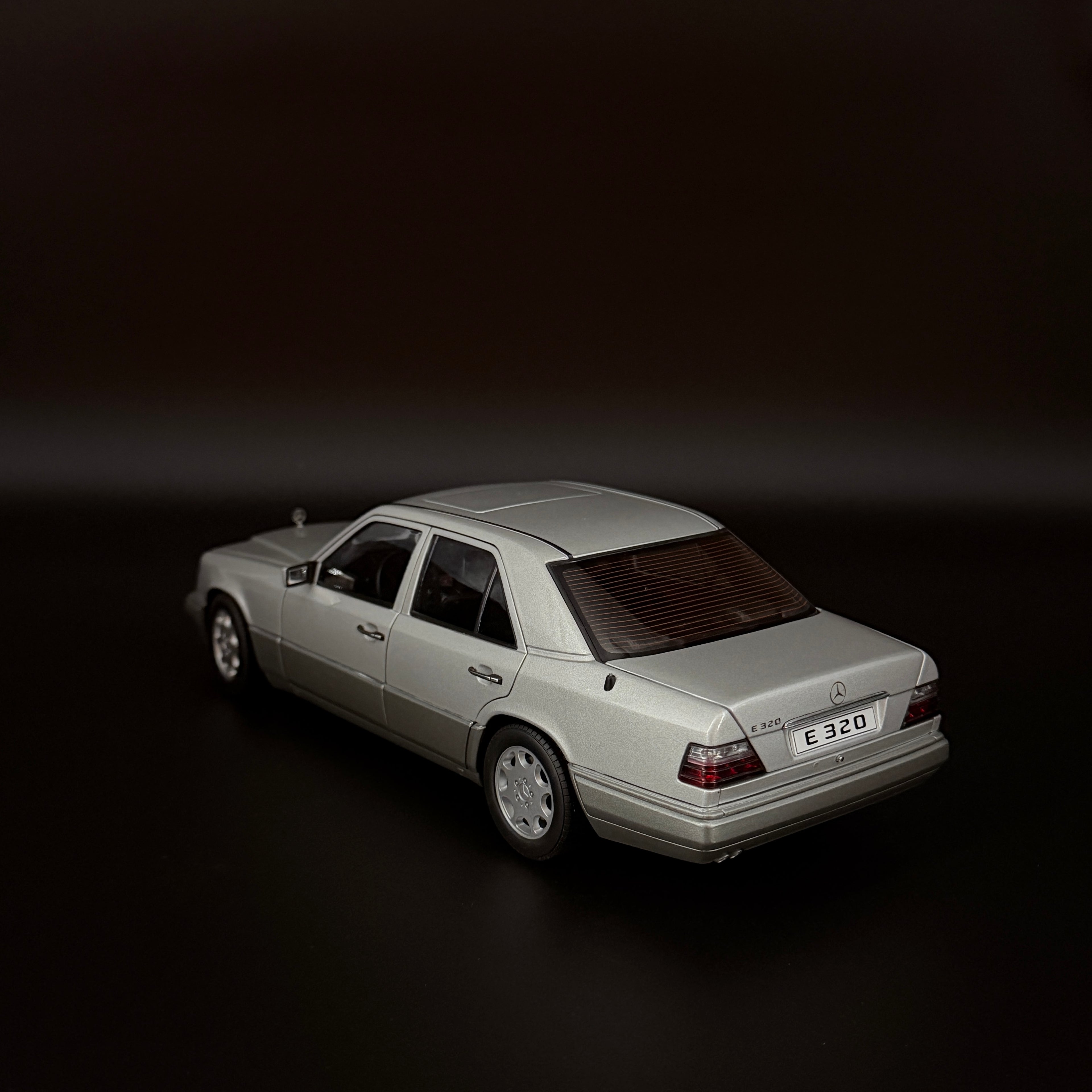 Mercedes-Benz E-Klasse E320 Limousine 1995 – Maßstab 1:18 von AUTOart