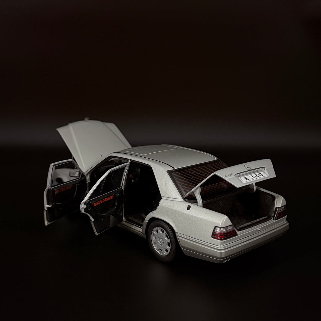 Mercedes-Benz E-Klasse E320 Limousine 1995 – Maßstab 1:18 von AUTOart