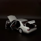 Mercedes-Benz E-Klasse E320 Limousine 1995 – Maßstab 1:18 von AUTOart