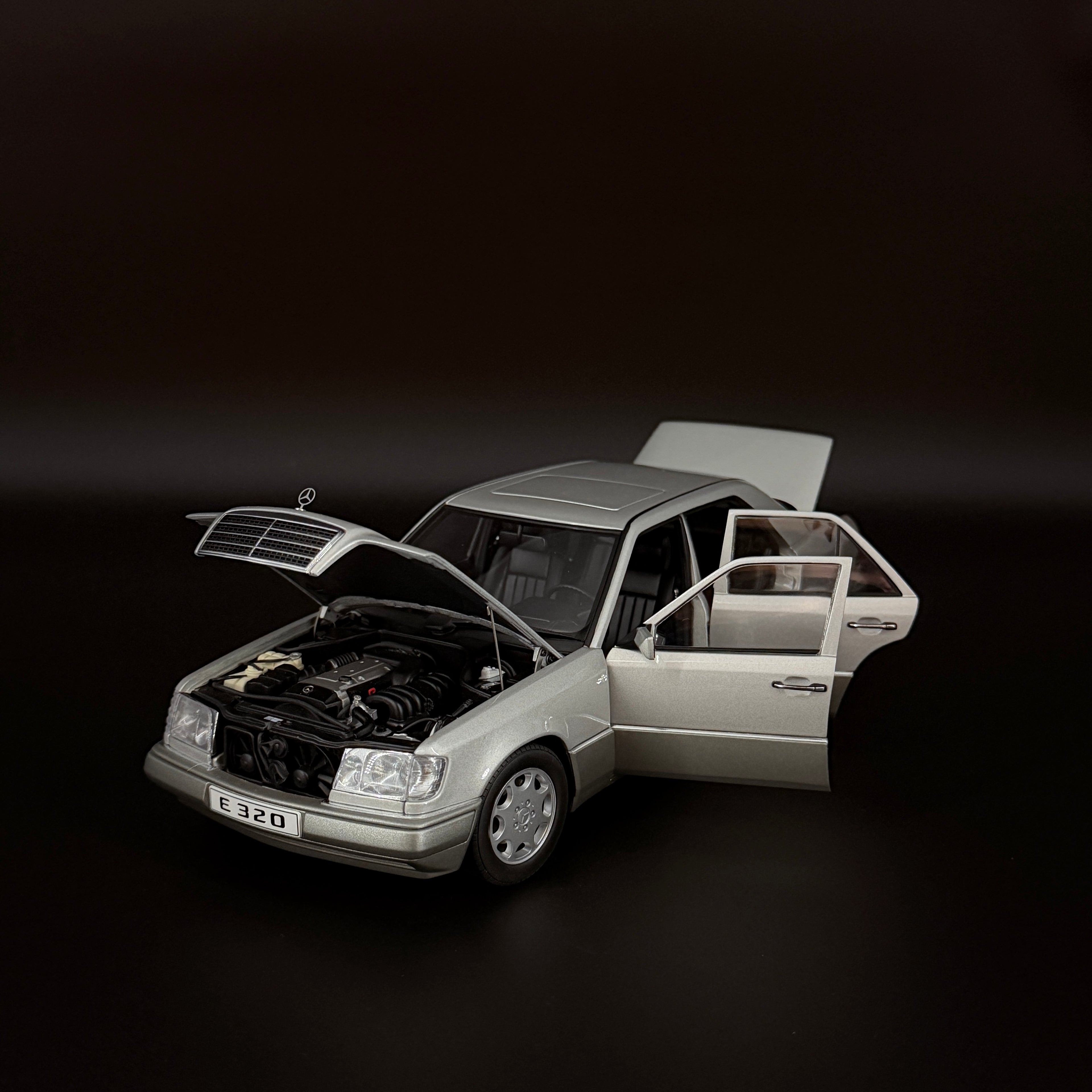 Mercedes-Benz E-Klasse E320 Limousine 1995 – Maßstab 1:18 von AUTOart