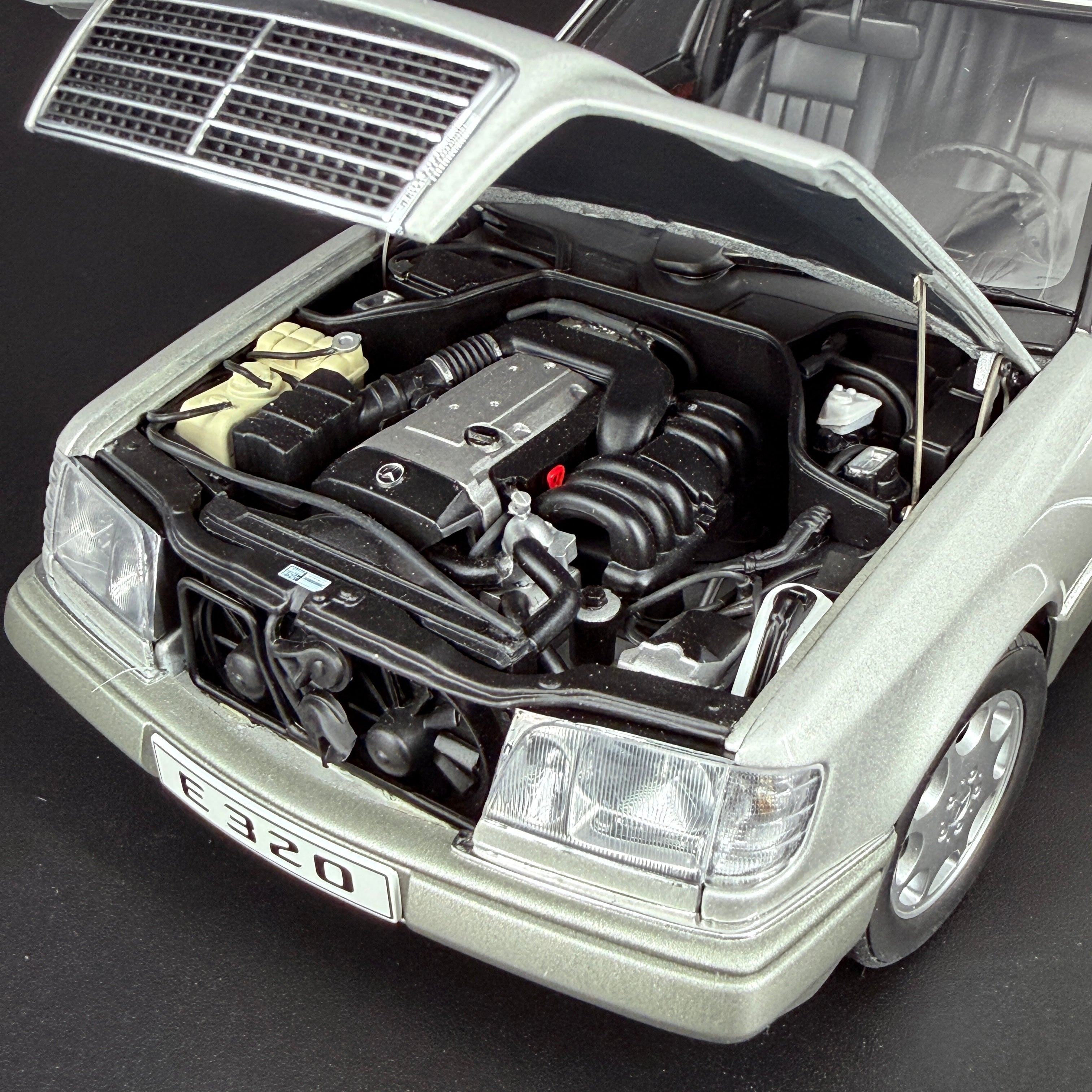 Mercedes-Benz E-Klasse E320 Limousine 1995 – Maßstab 1:18 von AUTOart