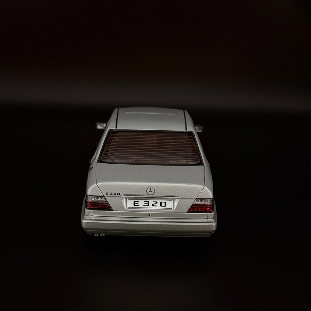 Mercedes-Benz E-Klasse E320 Limousine 1995 – Maßstab 1:18 von AUTOart