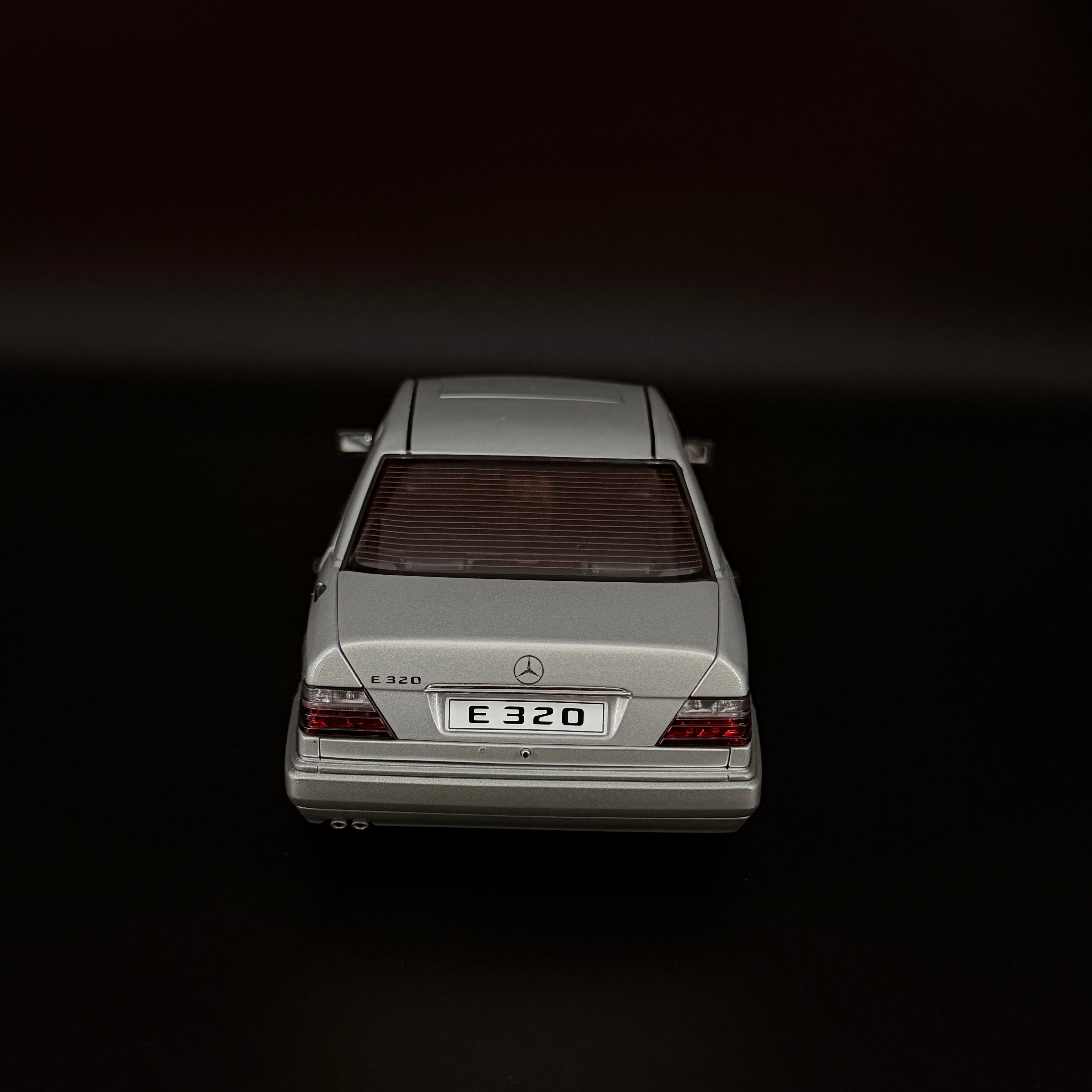 Mercedes-Benz E-Klasse E320 Limousine 1995 – Maßstab 1:18 von AUTOart