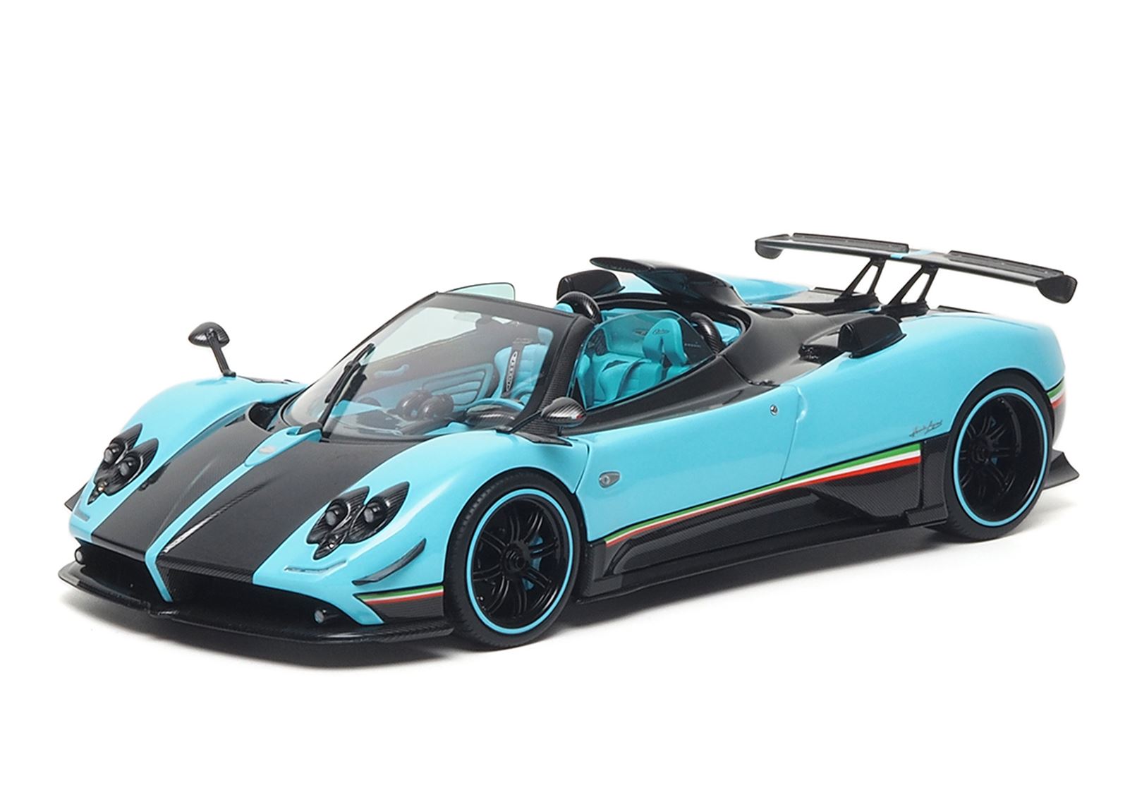 Pagani Zonda Uno Coupe Full Open Turchese, karbon‑szálas Special Pack kivitel, 1:18 méretarányban, vitrinben – BBR Models