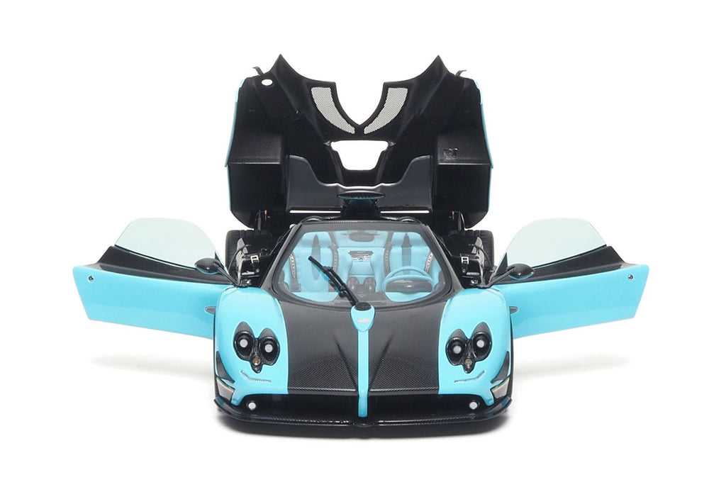 Pagani Zonda Uno Coupe Full Open Turchese, karbon‑szálas Special Pack kivitel, 1:18 méretarányban, vitrinben – BBR Models