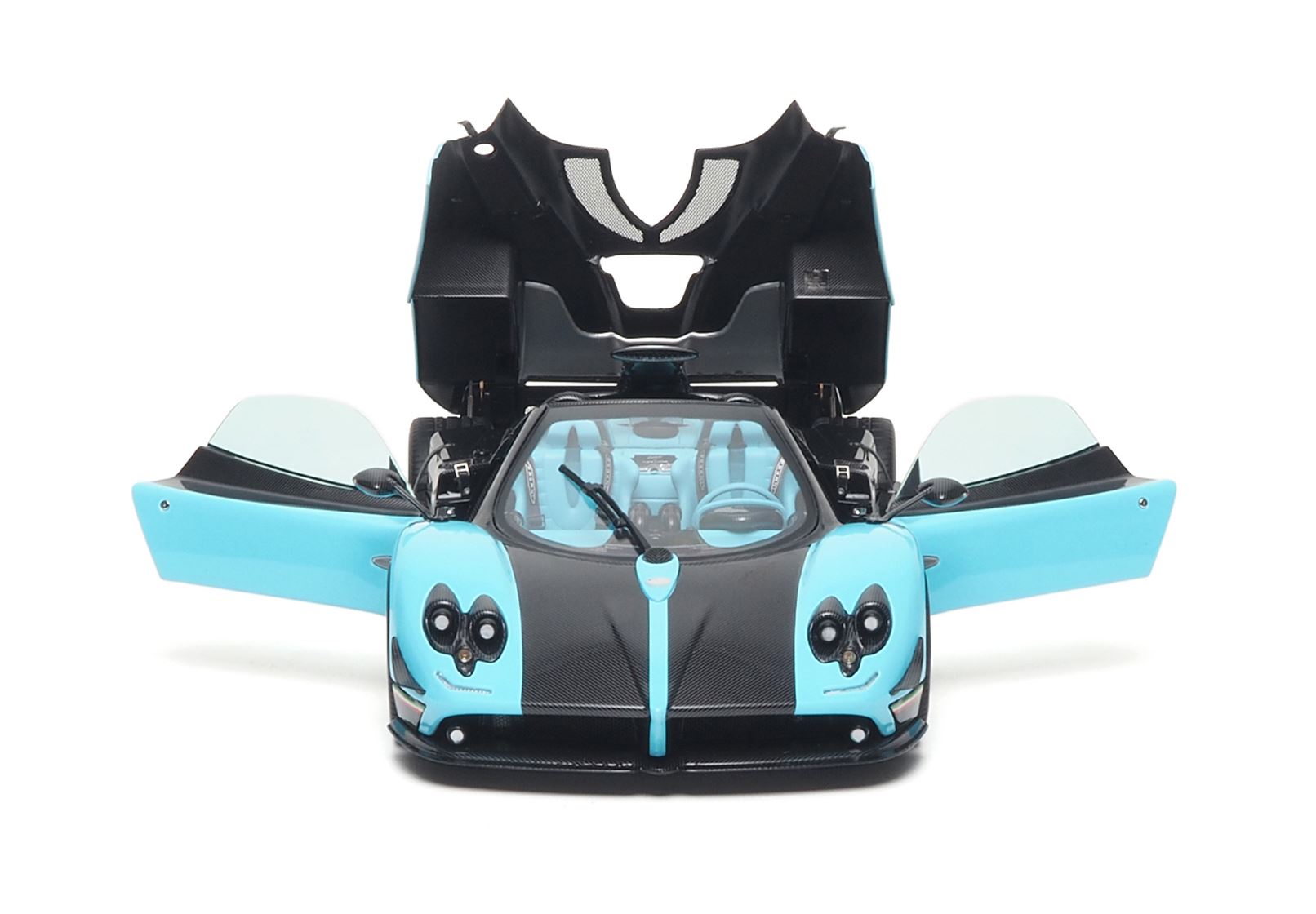 Pagani Zonda Uno Coupe Full Open Turchese, karbon‑szálas Special Pack kivitel, 1:18 méretarányban, vitrinben – BBR Models