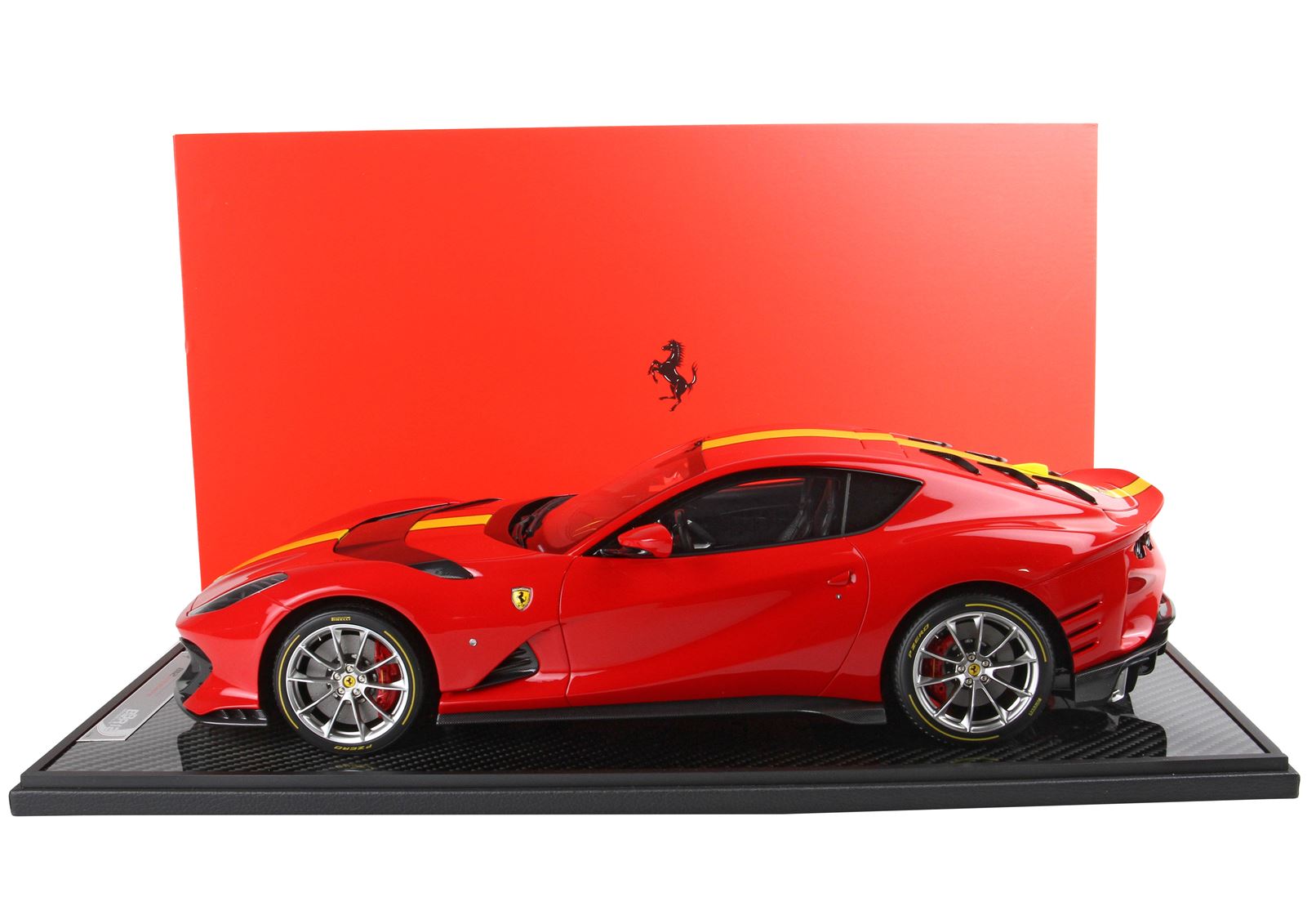 Modellauto BBR Models 1/12 Ferrari 812 Competizione Yellow Stripe Rosso Corsa 322