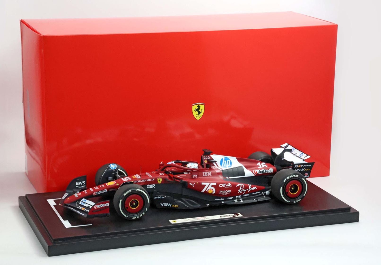 Ferrari SF-25, 2025 m. Monako Grand Prix, 75 metų „Shell“ apipavidalinimas, Charles Leclerc, 1:12 mastelio, su vitrina, BBR Models