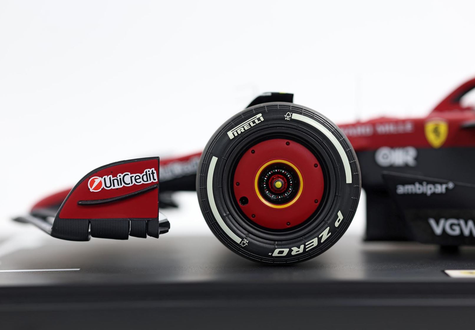 Ferrari SF-25, 2025 m. Monako Grand Prix, 75 metų „Shell“ apipavidalinimas, Charles Leclerc, 1:12 mastelio, su vitrina, BBR Models