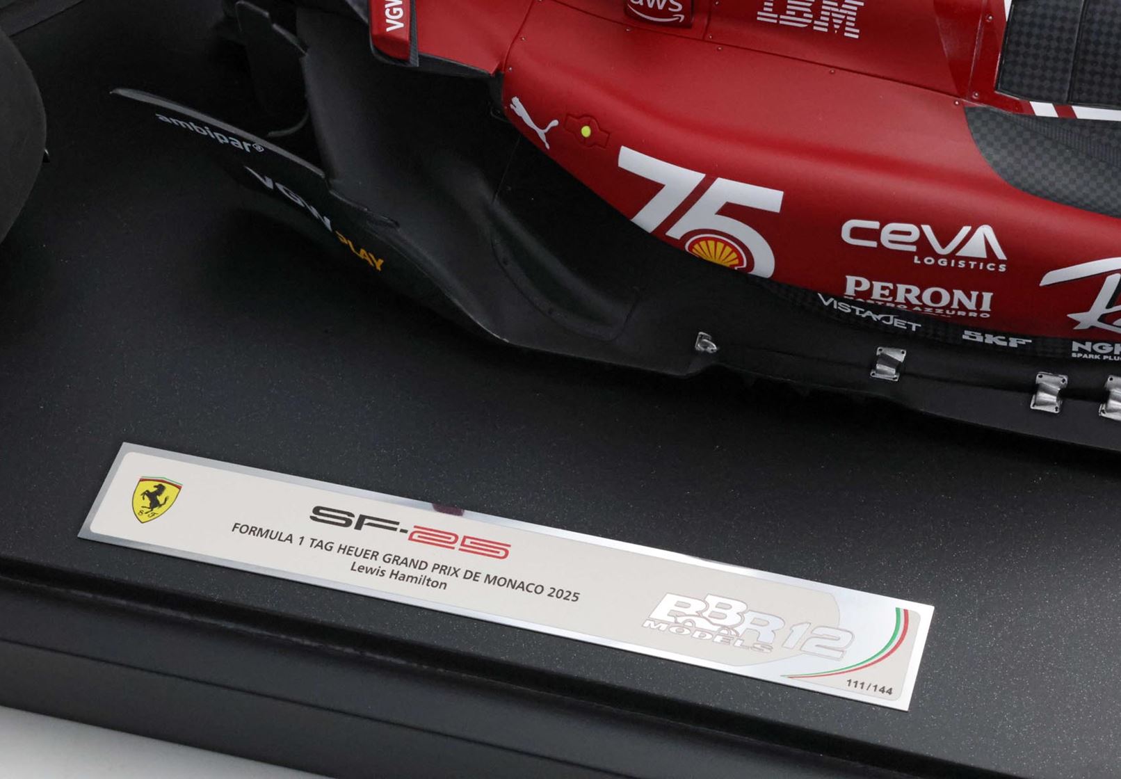 Ferrari SF-25 Velika nagrada Monaka 2025. Shellova livreja za 75. obljetnicu, Lewis Hamilton, ograničeno izdanje u mjerilu 1:12 s vitrinom, BBR Models