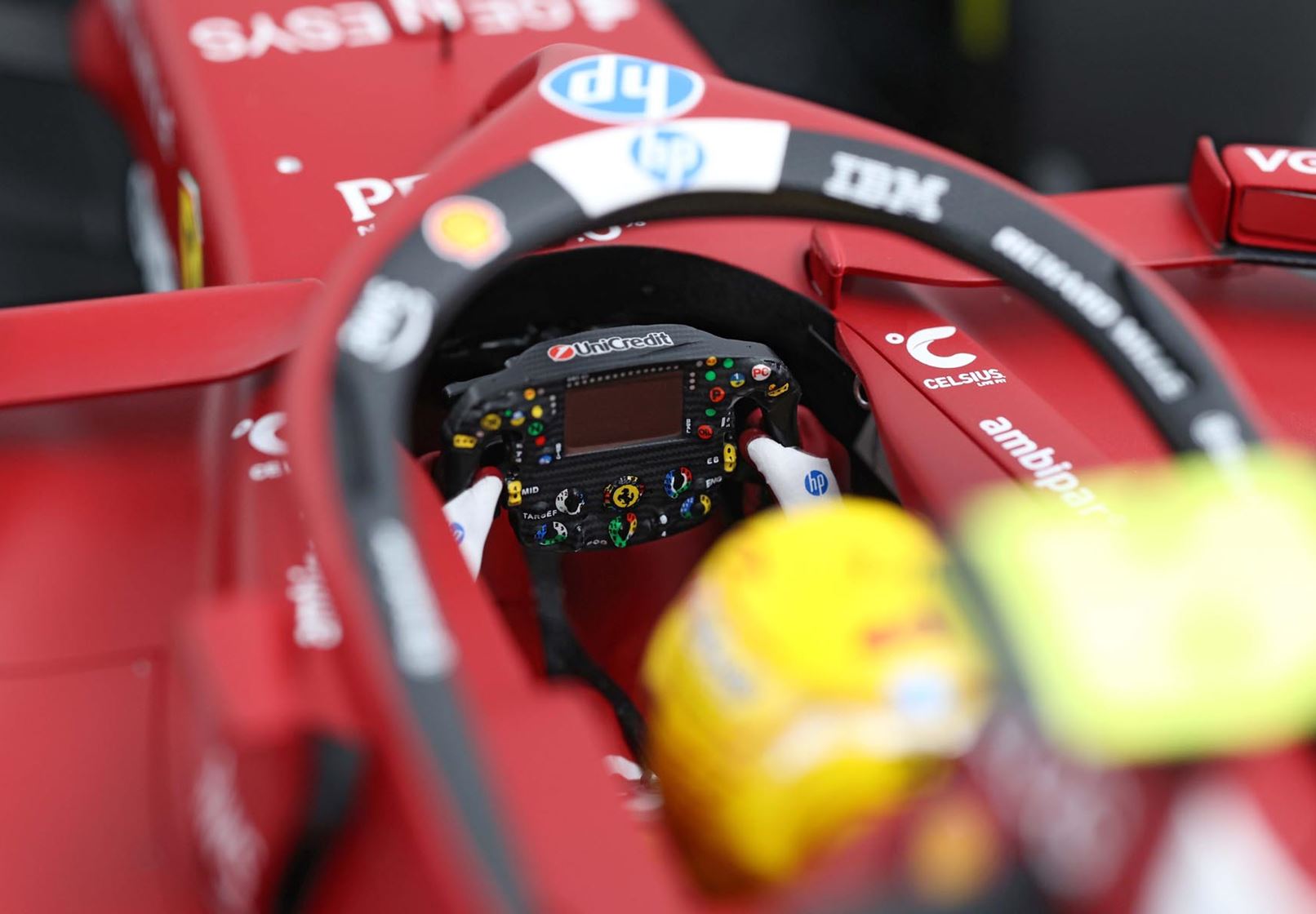 Ferrari SF-25 Gran Premio di Monaco 2025 livrea Shell per i 75 anni, Lewis Hamilton, edizione limitata in scala 1:12 con teca espositiva di BBR Models
