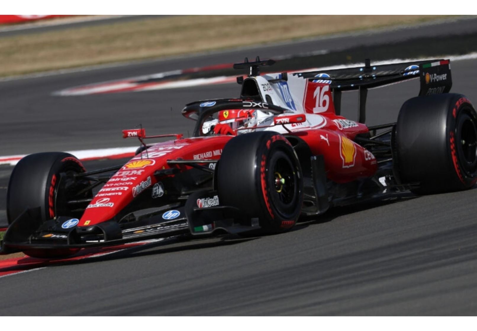 Ferrari SF-26 vittoria al Gran Premio di Gran Bretagna, Charles Leclerc con figurina del pilota, in scala 1:18 con teca espositiva di BBR Models