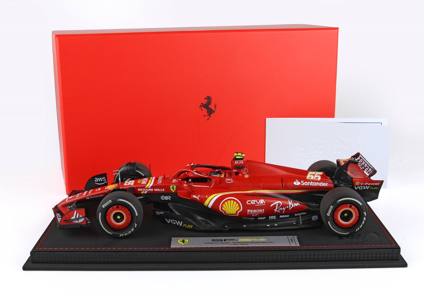 Ferrari SF-24 #55 Carlos Sainz – Ganador GP Australia 2024 – Coche en miniatura a escala 1:18 con vitrina (Edición limitada de 180 unidades) de BBR Models