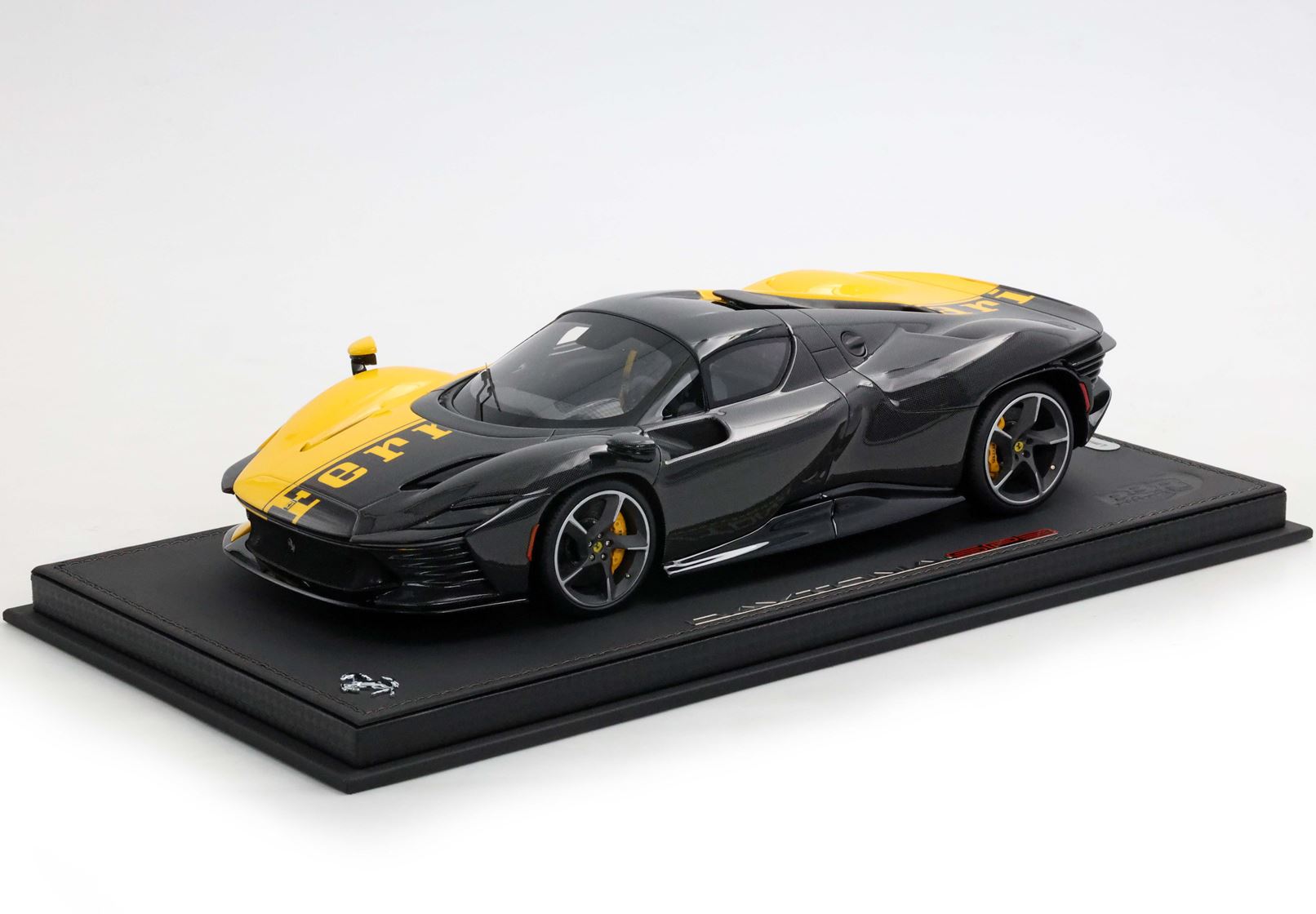 Ferrari Daytona SP3 Tailor Made con tetto chiuso Giallo Modena e fibra di carbonio, edizione limitata in scala 1:18 con vetrina espositiva di BBR Models