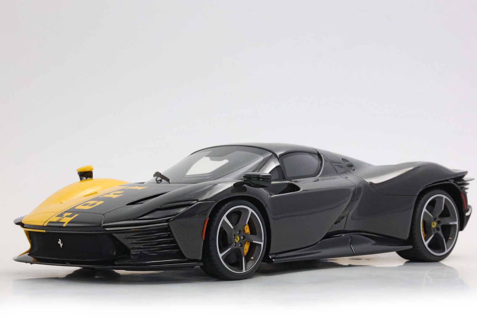 Ferrari Daytona SP3 Tailor Made con tetto chiuso Giallo Modena e fibra di carbonio, edizione limitata in scala 1:18 con vetrina espositiva di BBR Models