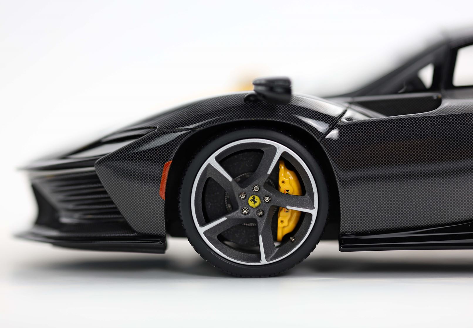 Ferrari Daytona SP3 Tailor Made con tetto chiuso Giallo Modena e fibra di carbonio, edizione limitata in scala 1:18 con vetrina espositiva di BBR Models