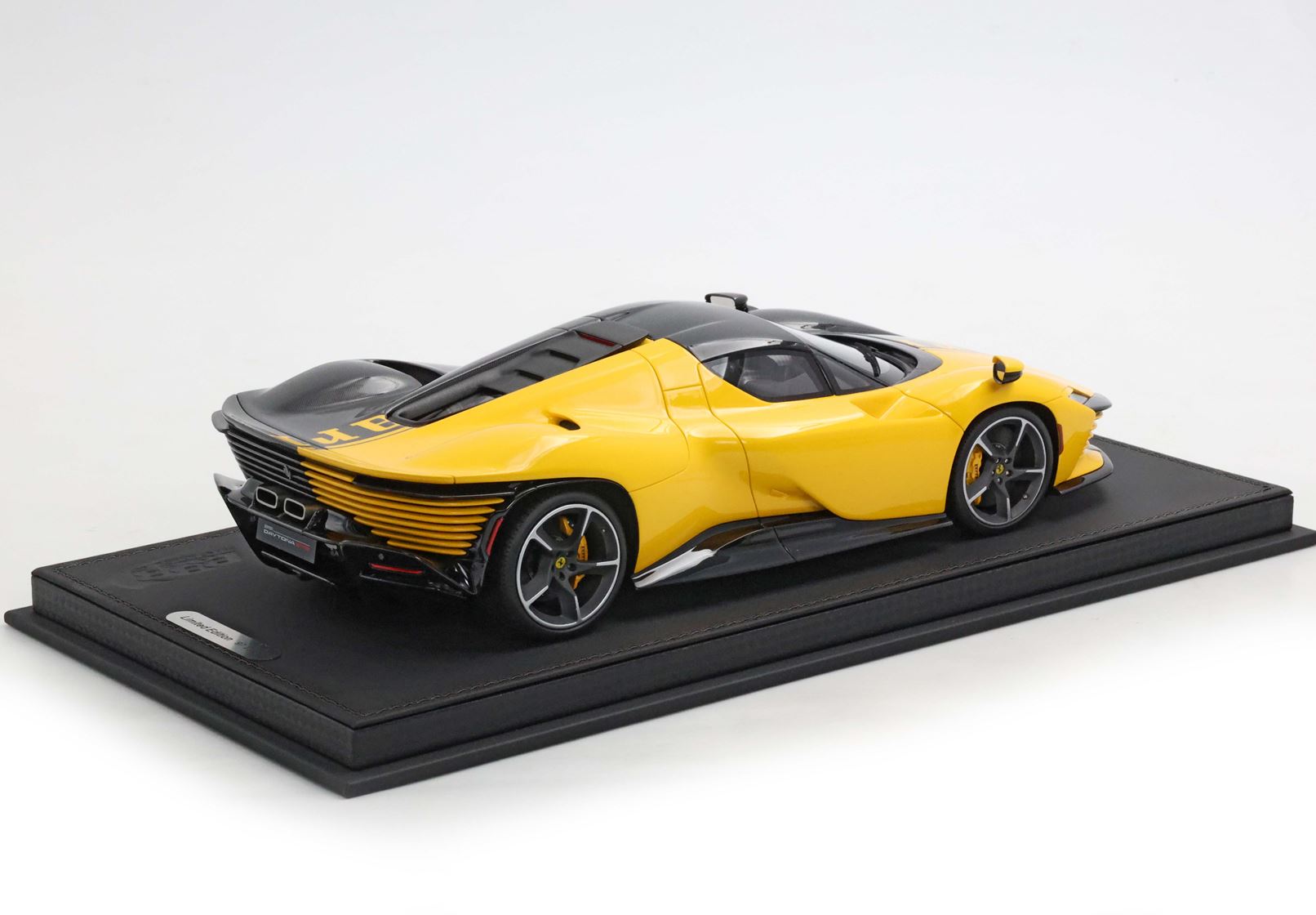 Ferrari Daytona SP3 Tailor Made con tetto chiuso Giallo Modena e fibra di carbonio, edizione limitata in scala 1:18 con vetrina espositiva di BBR Models