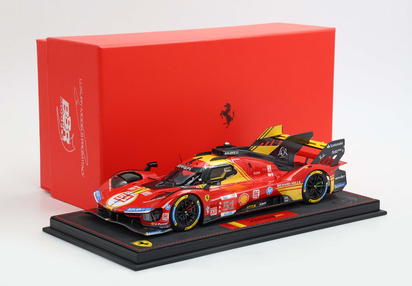 Ferrari 499P #51 3er Puesto 24 Horas de Le Mans 2024 – Pier Guidi, Giovinazzi y Calado – Escala 1:18 con Vitrina (Edición Limitada 100 piezas) de BBR Models