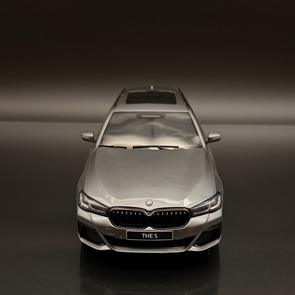 BMW 530e 旅行车 G31 M Sport 1:18 GT Spirit GT485 2023 灰色豪华模型