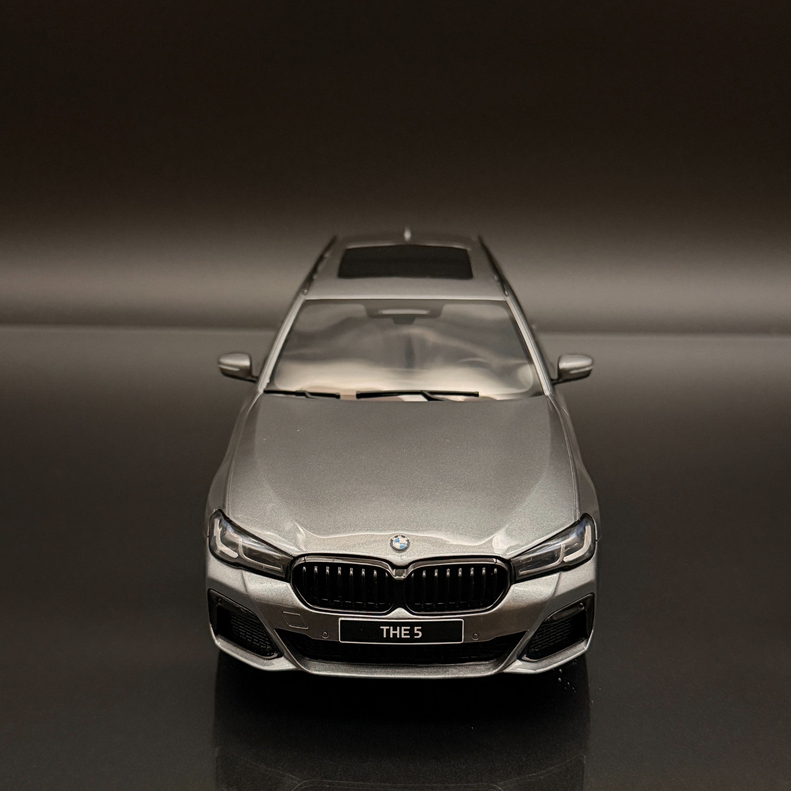BMW 530e Touring G31 M Sport 1:18 GT Spirit GT485 2023 Grey Luxury Model