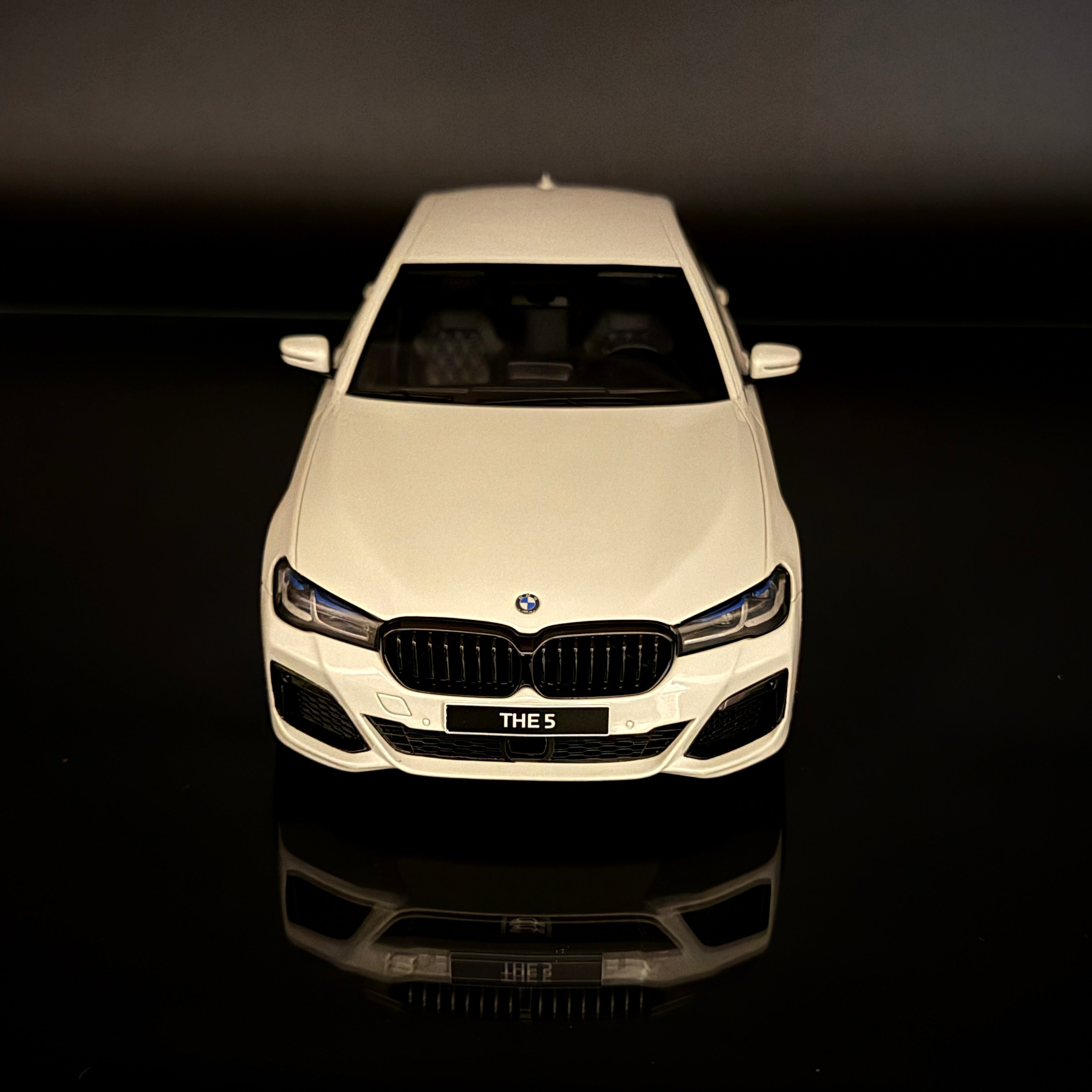 BMW 545e xDrive G30 M Sport 2021 Alpine White 1:18 GT Spirit Collectible Model
