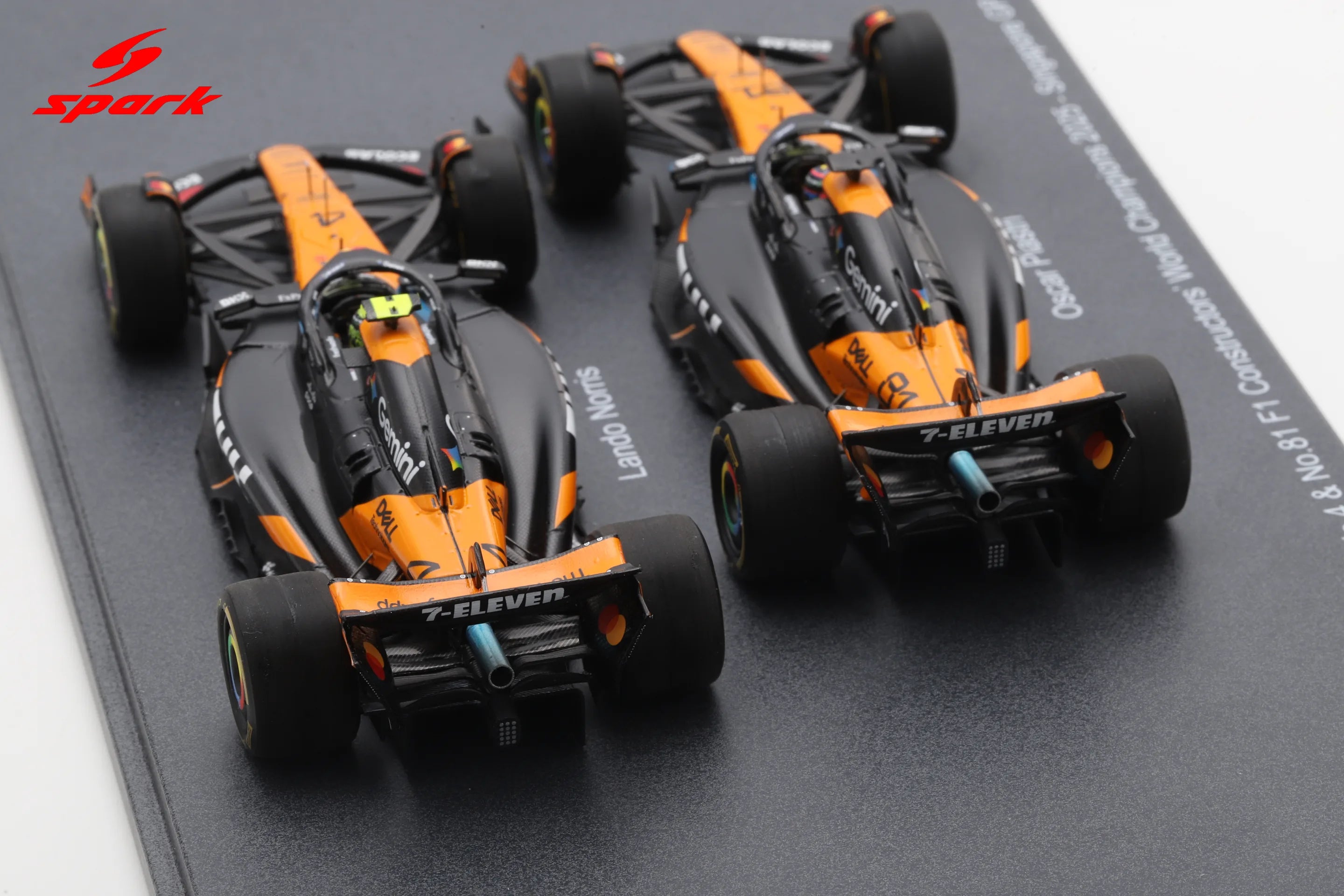 McLaren MCL39 #4 и #81 Формула 1 шампион на конструкторите за 2025 г. – Ландо Норис и Оскар Пиастри