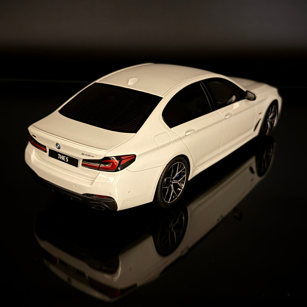 宝马 545e xDrive G30 M Sport 2021 阿尔卑斯白 1:18 GT Spirit 收藏模型